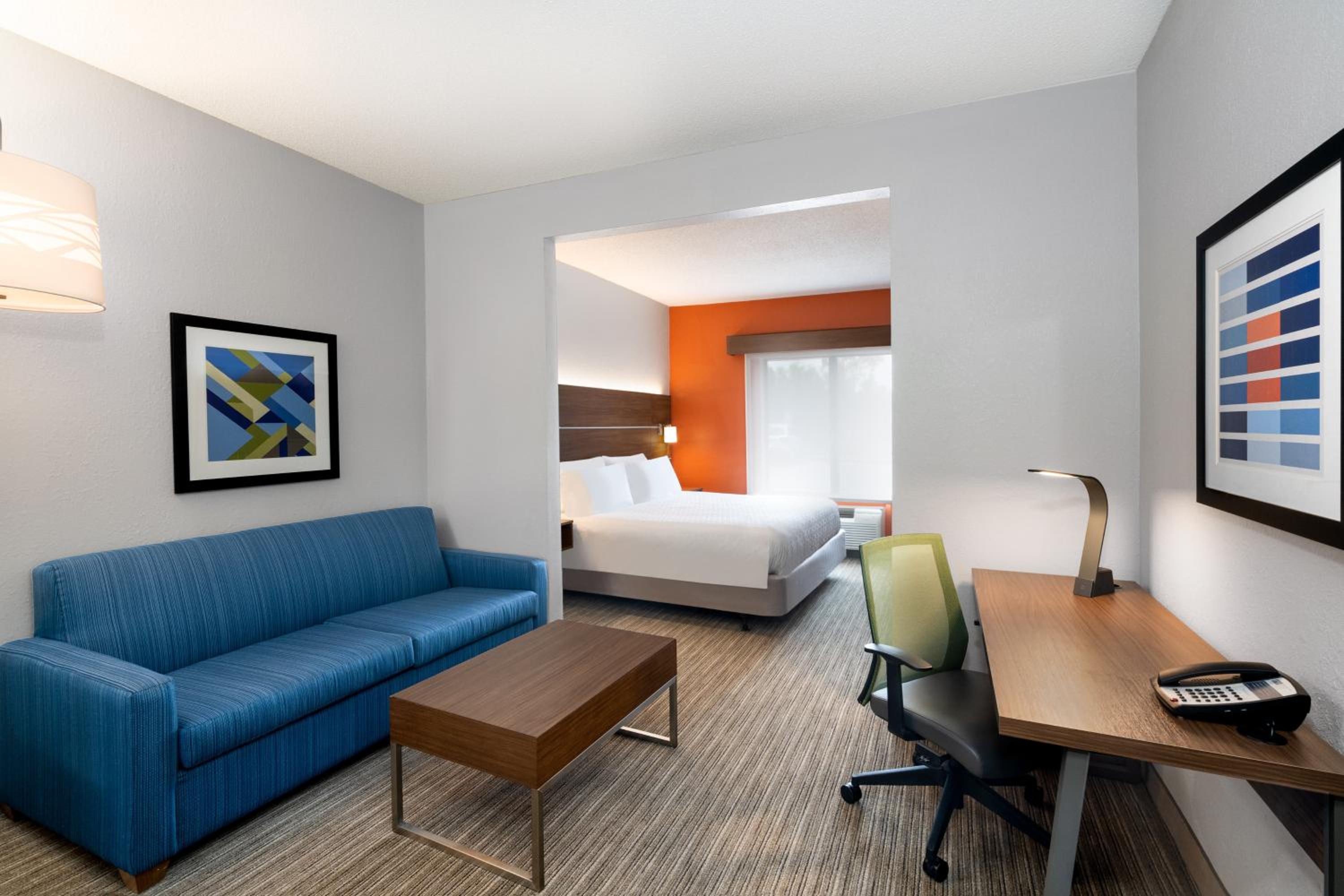 One-Bedroom King Suite with Sofa Bed photo 2