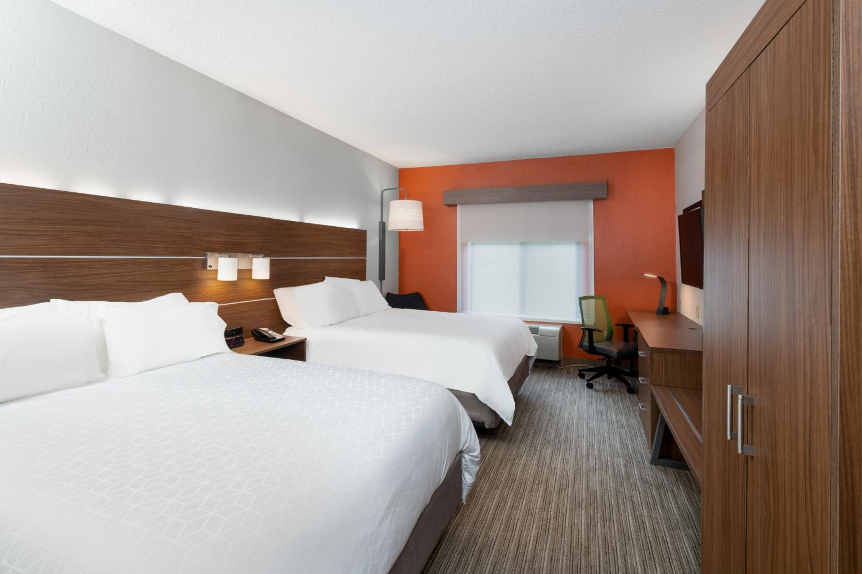 Standard Queen Room with Two Queen Beds photo 1