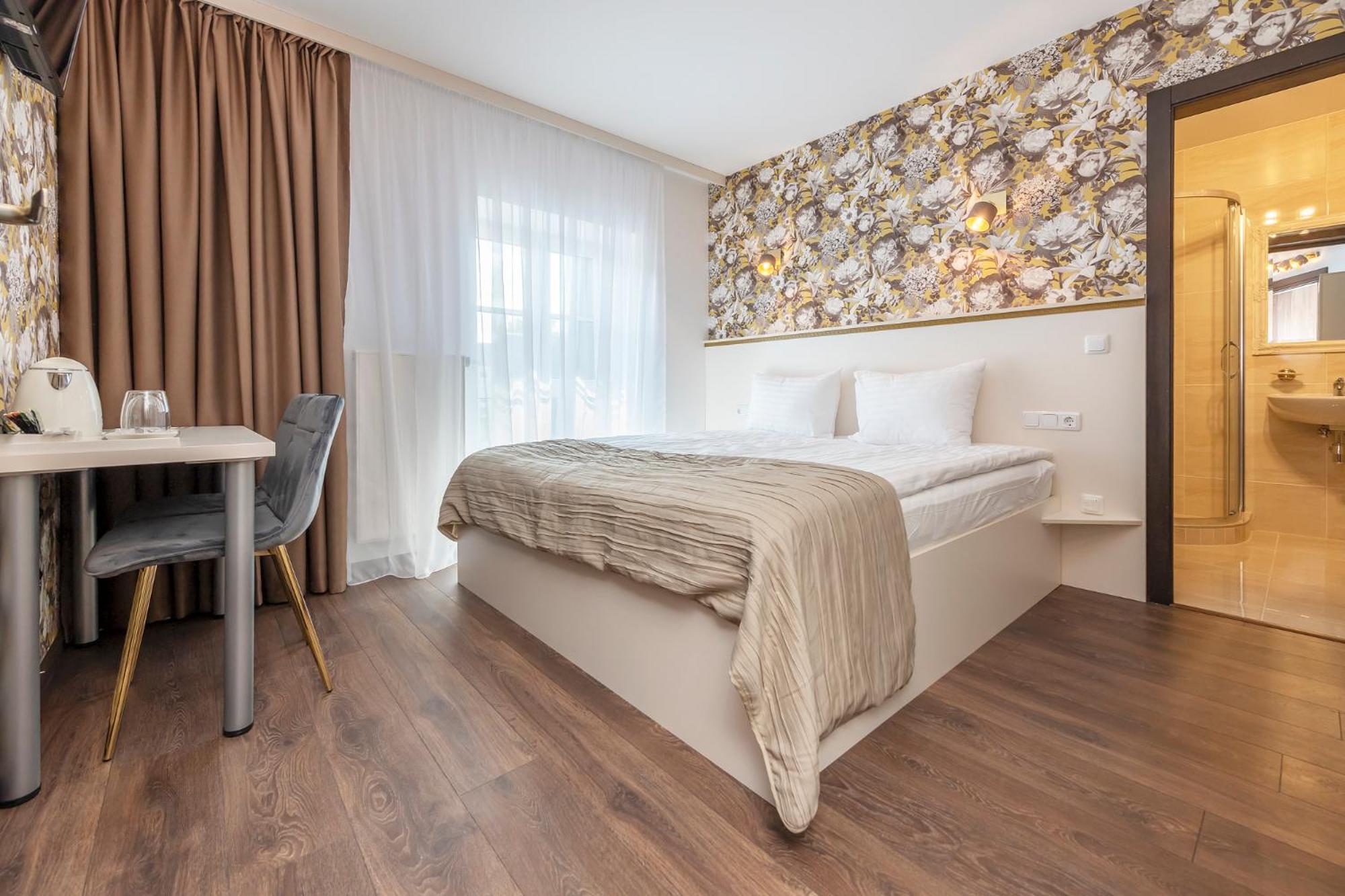 Standard Queen Room