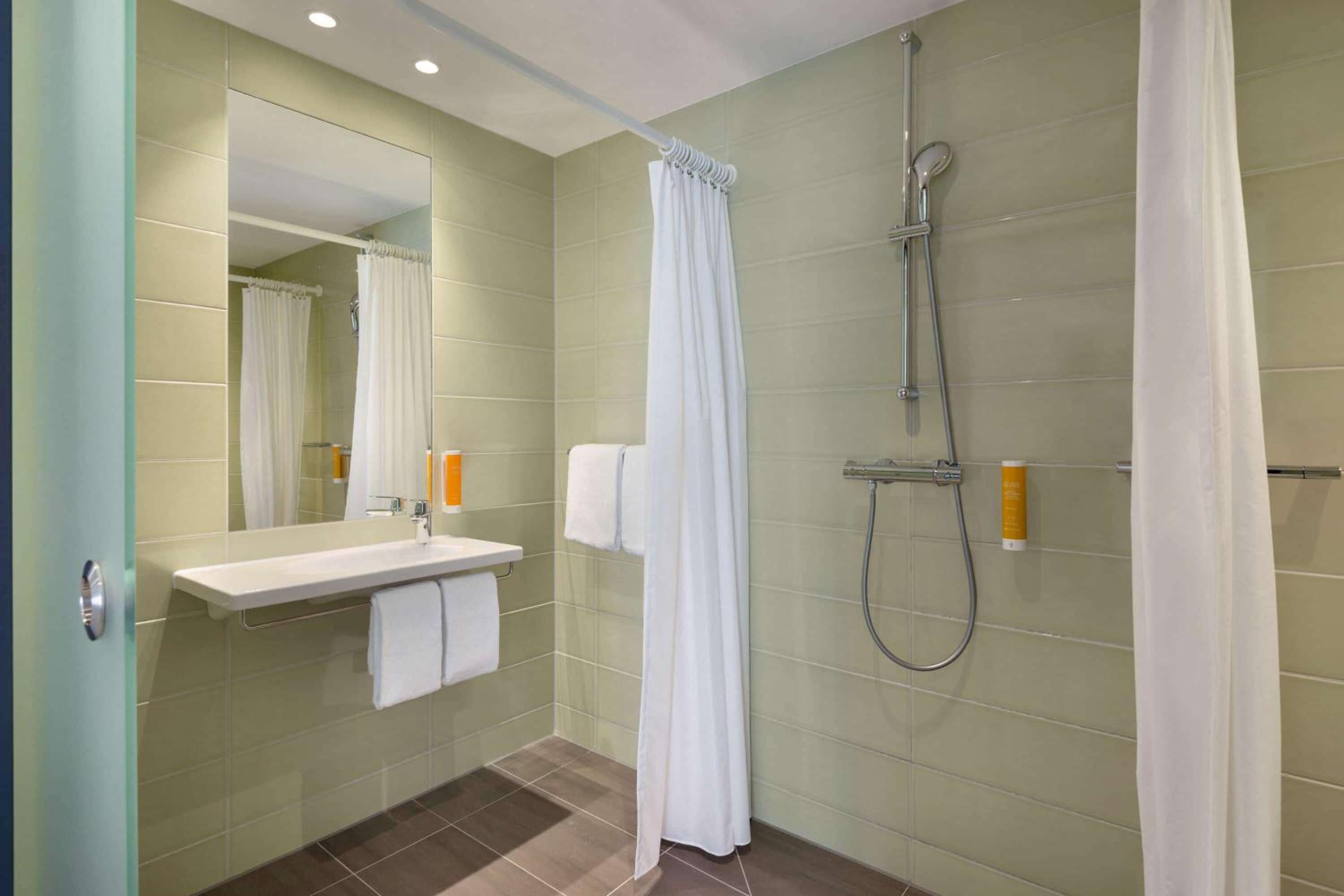 Double Room - Mobility Access/Non-Smoking - Photo 8