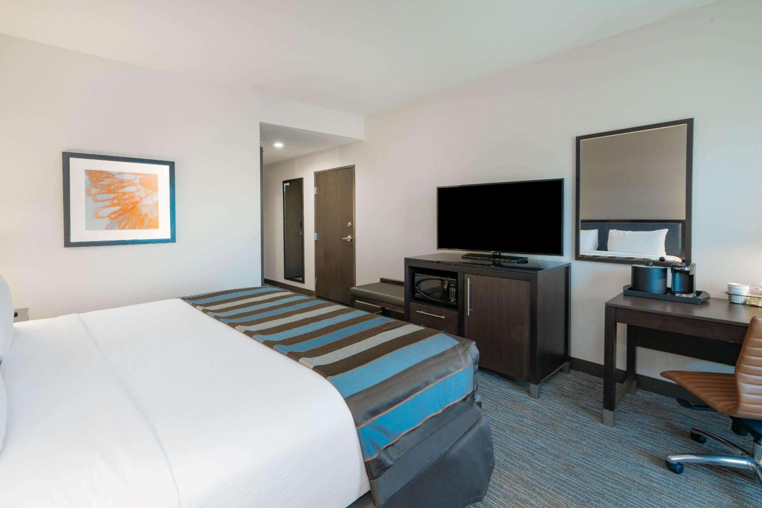 King Room with Bath Tub - Mobility Accessible/Non-Smoking - Photo 3