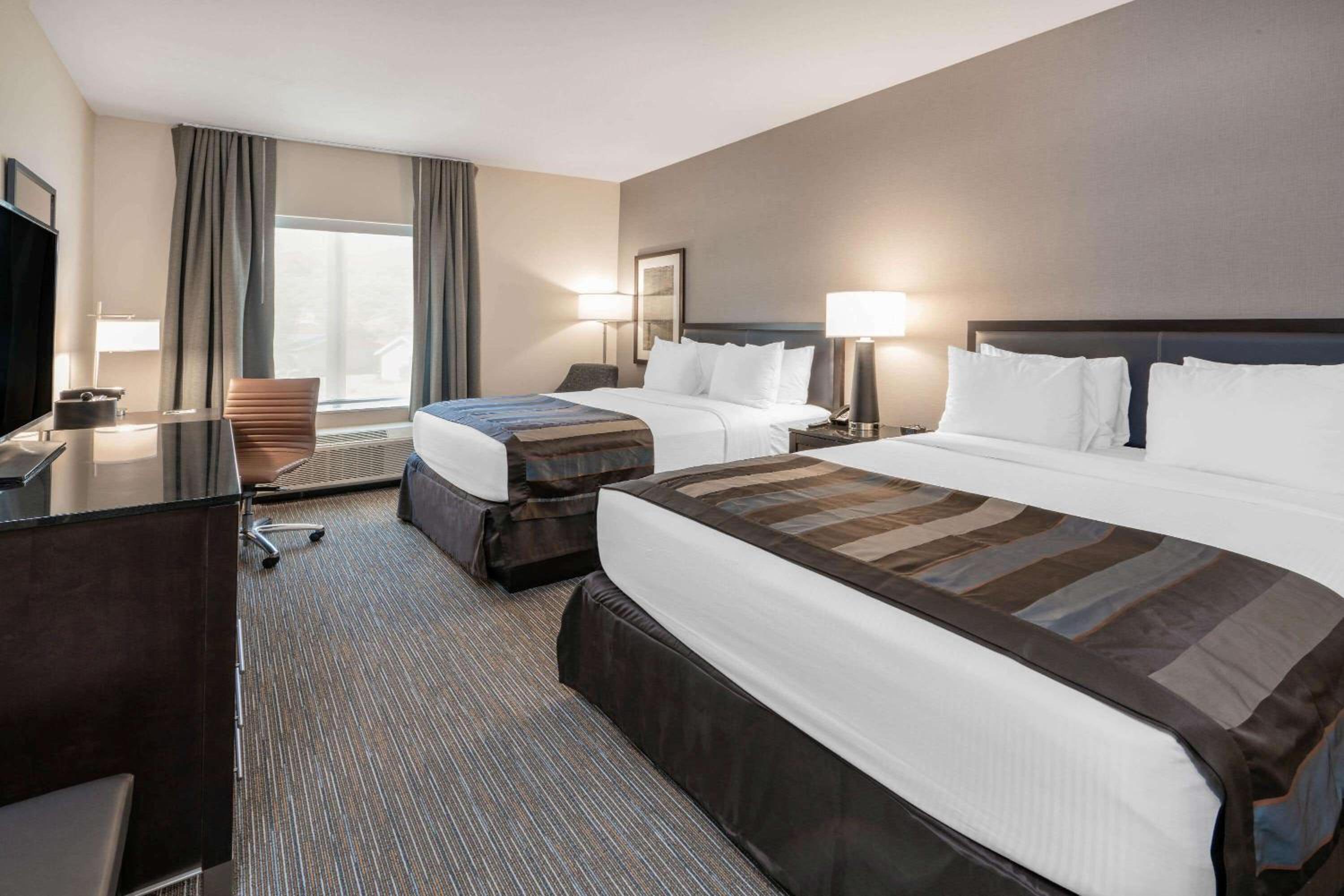 Queen Room with Two Queen Beds and Bath Tub - Mobility Accessible/Non-Smoking - Photo 3