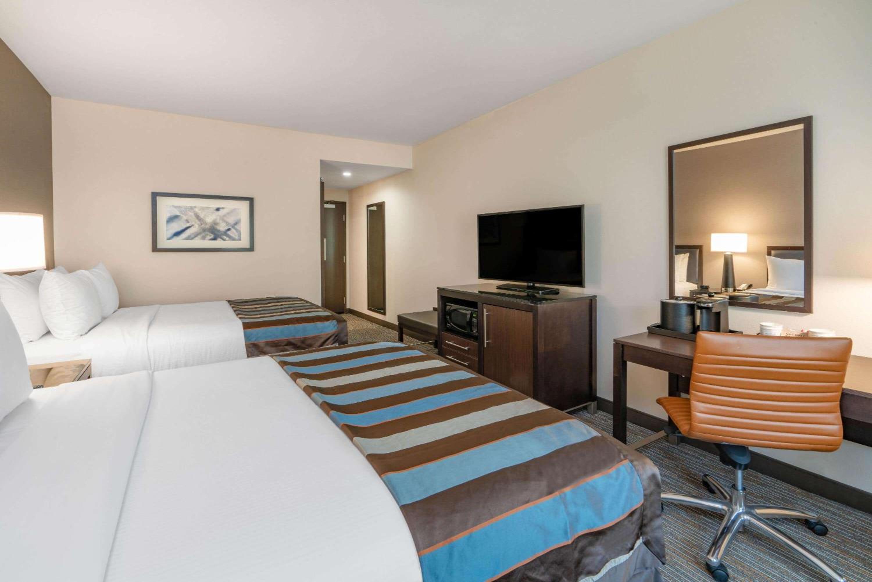 Queen Room with Two Queen Beds and Bath Tub - Mobility Accessible/Non-Smoking - Photo 2