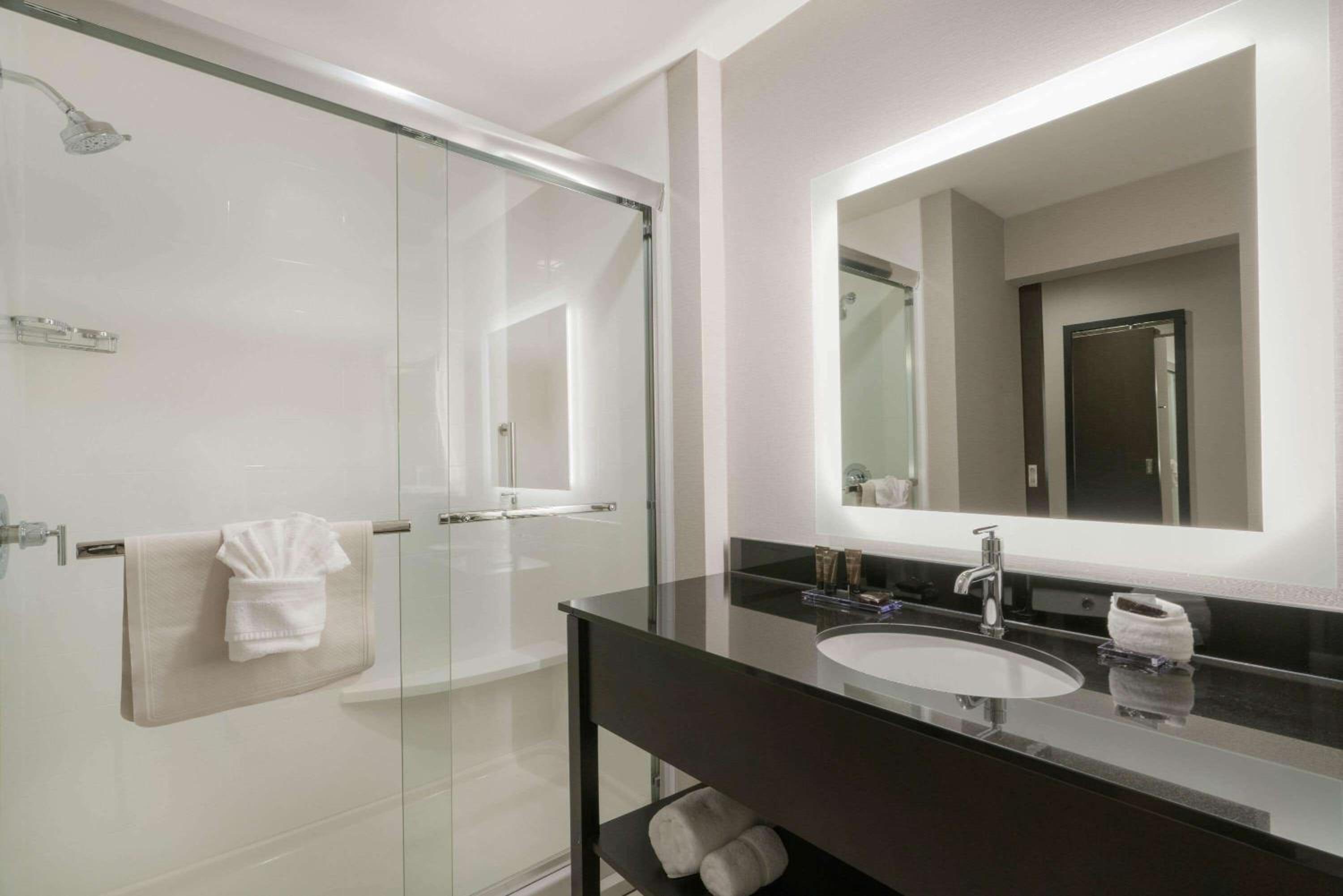 King Room - Non-Smoking - Photo 3