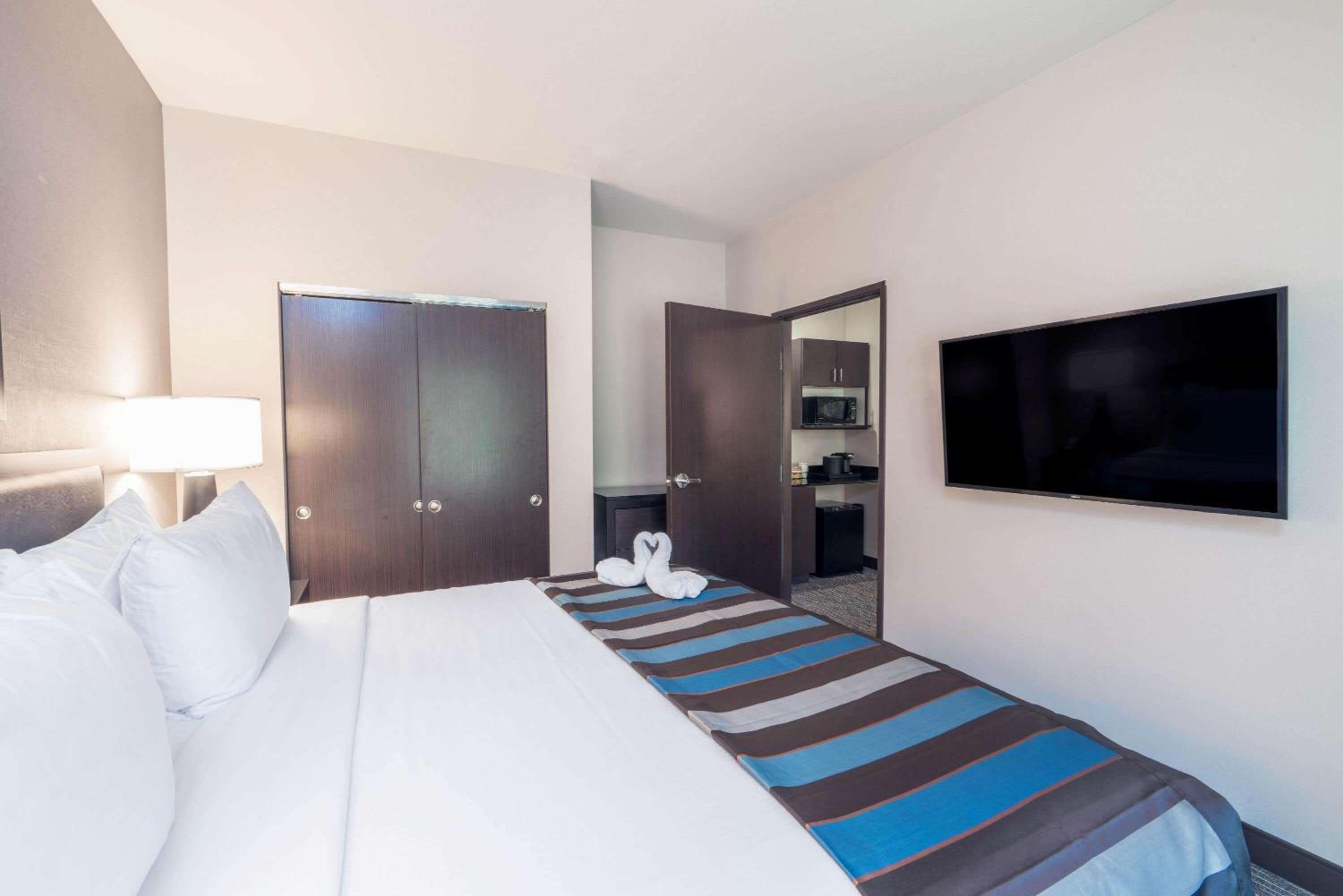 King Suite - Non-Smoking - Photo 3