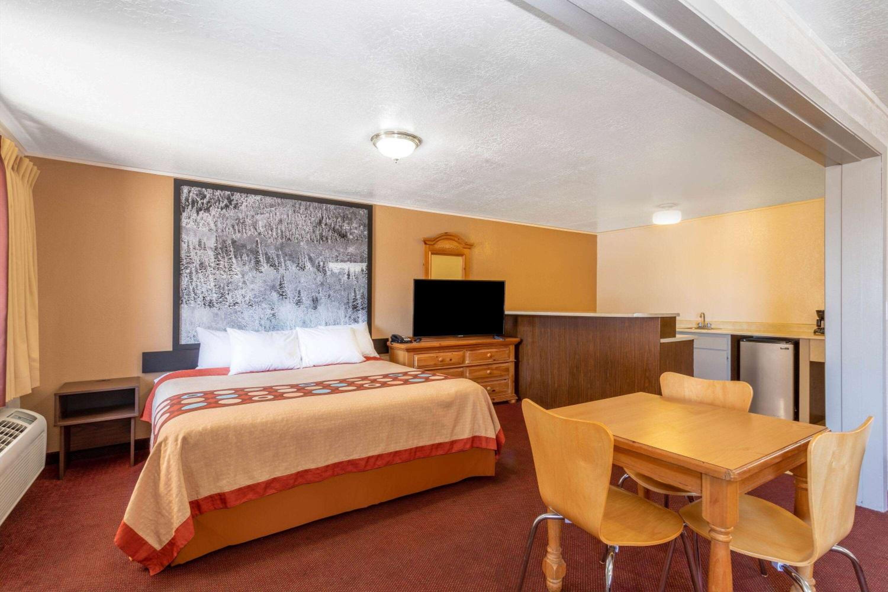 1 King Bed, 2 Queen Bed, Family Suite, Non-Smoking photo 1