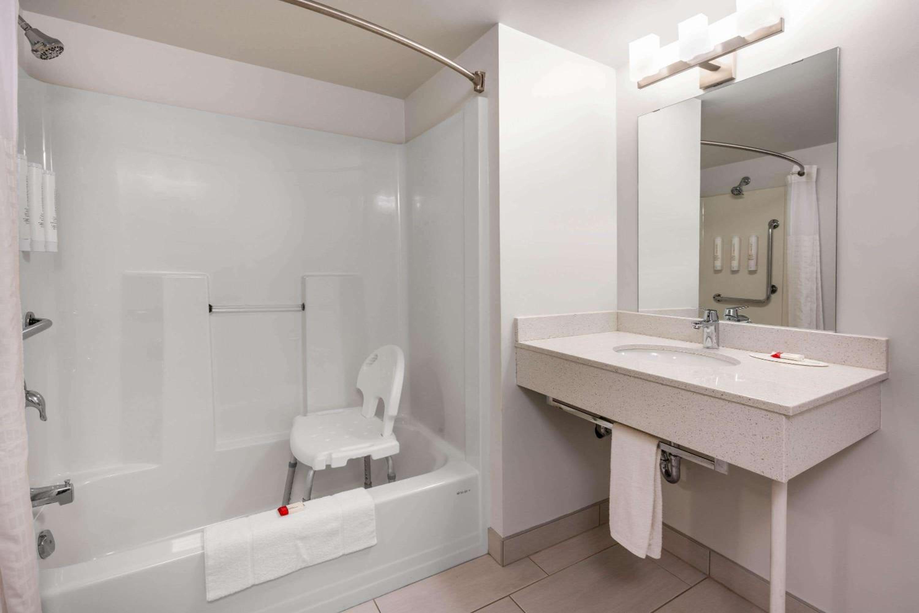 Queen Room - Mobility Access/Non-Smoking