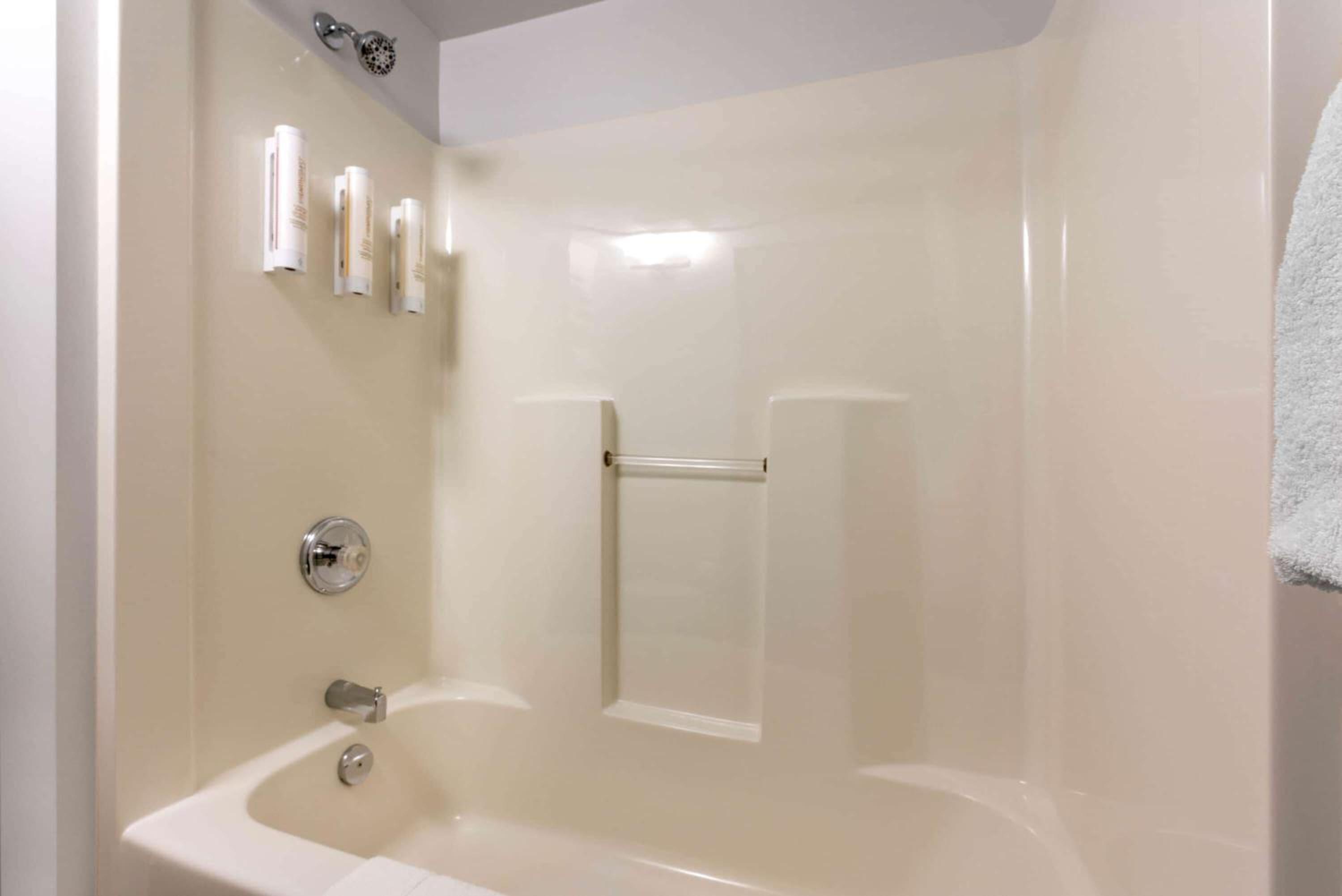 Deluxe Queen Room with Two Queen Beds - Pet Friendly thumbnail 5