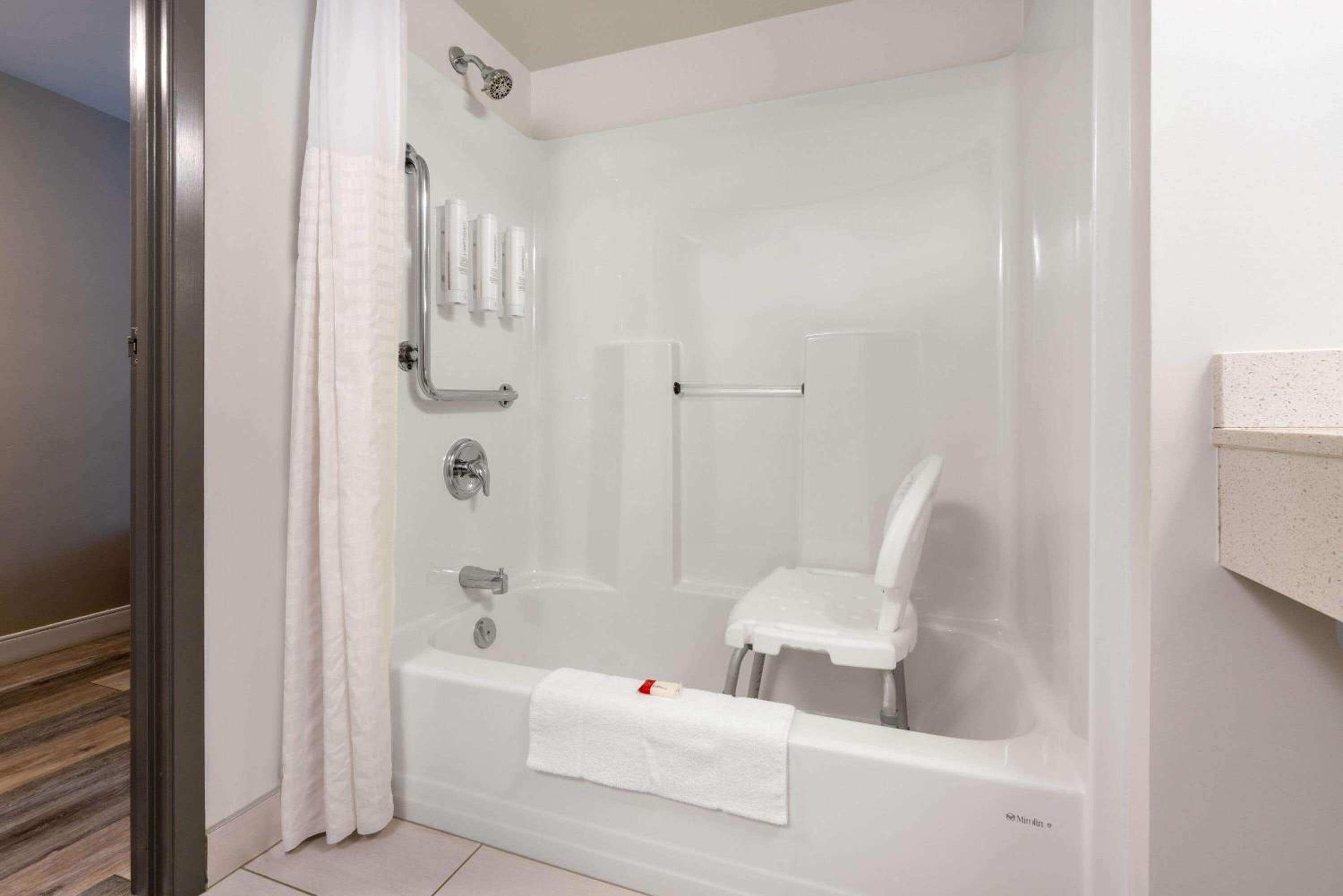 Queen Room - Mobility Access/Non-Smoking