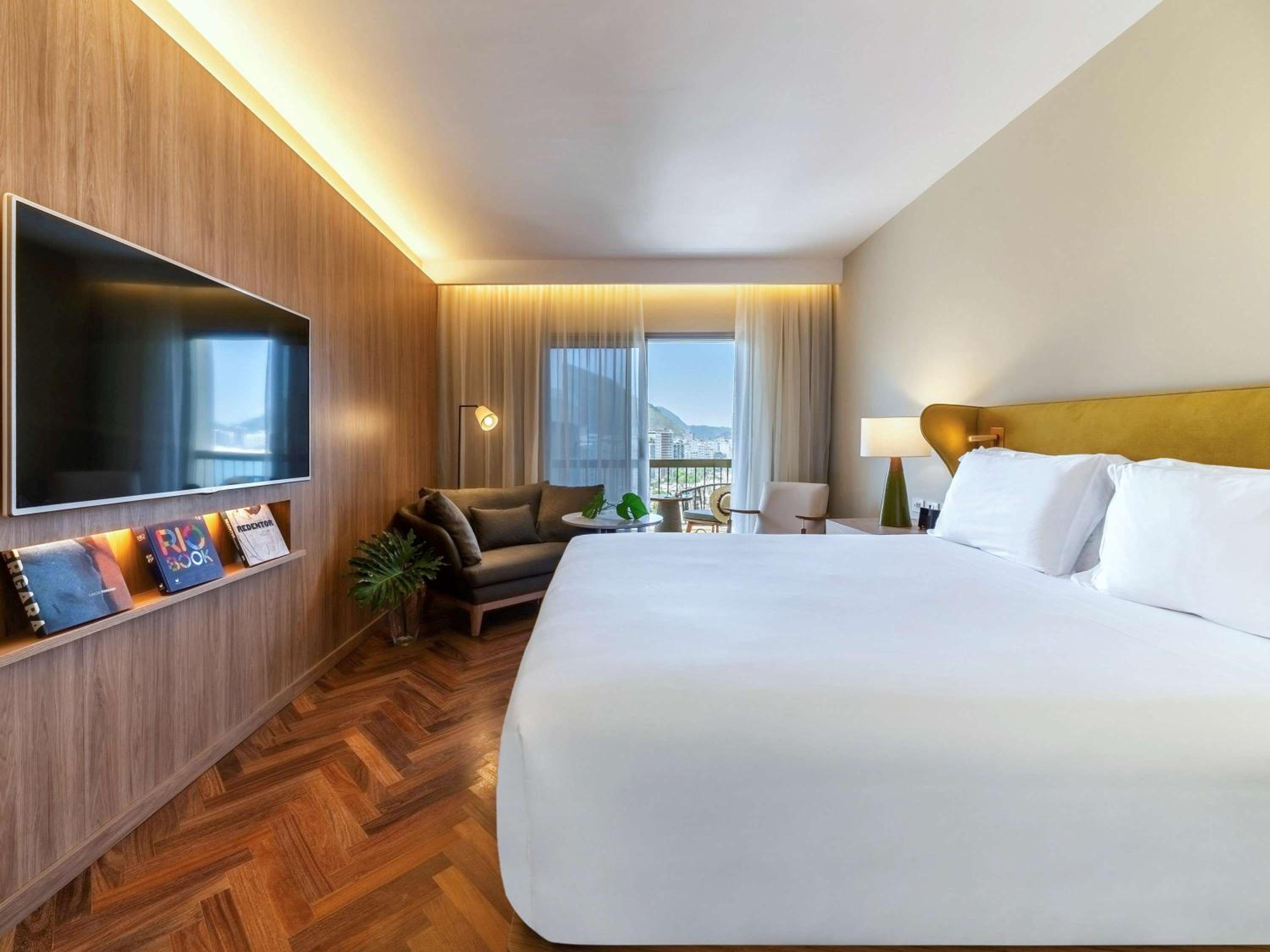 Deluxe King Room with Ocean View thumbnail 5