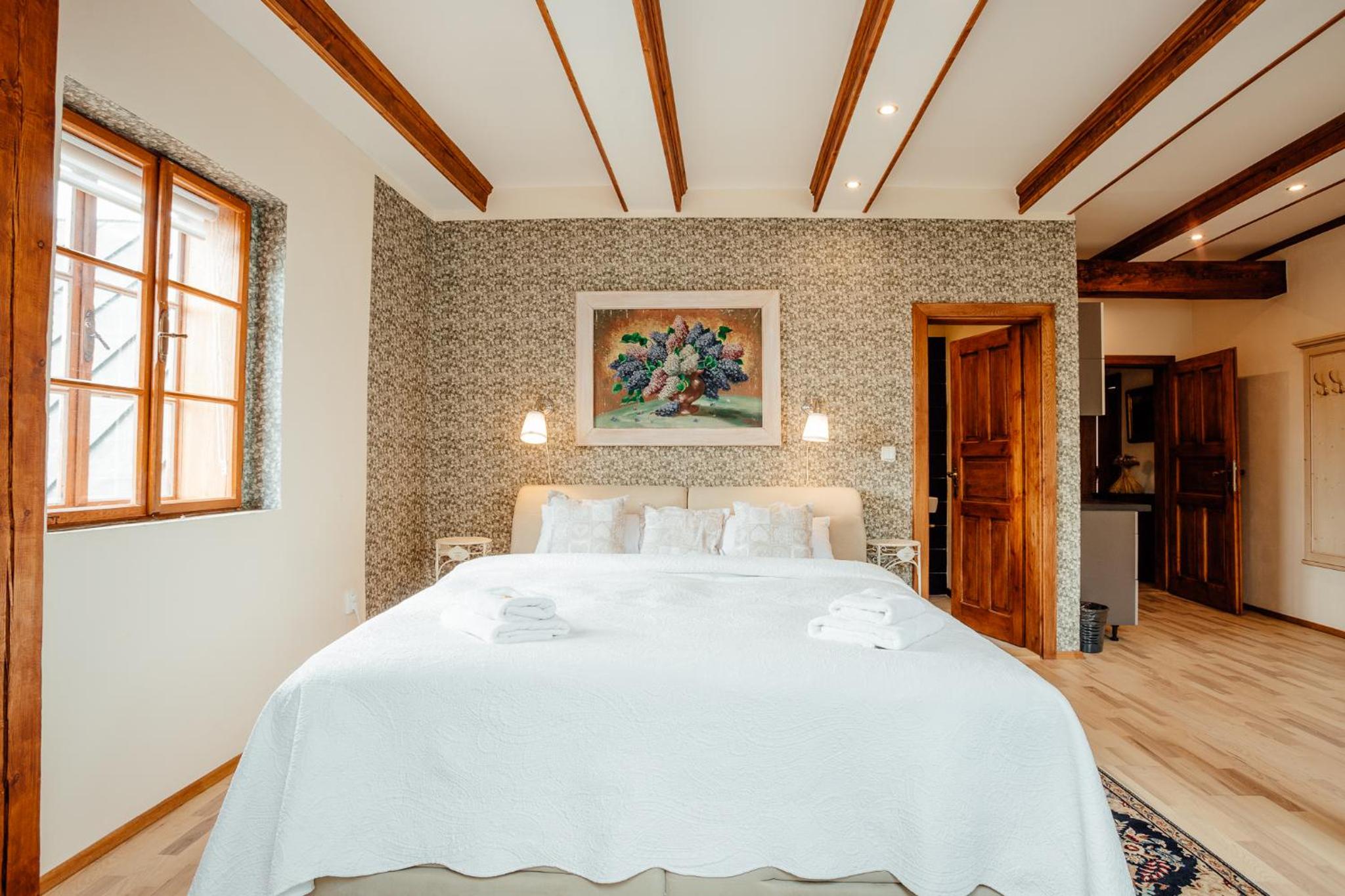Deluxe Queen Room - Photo 8
