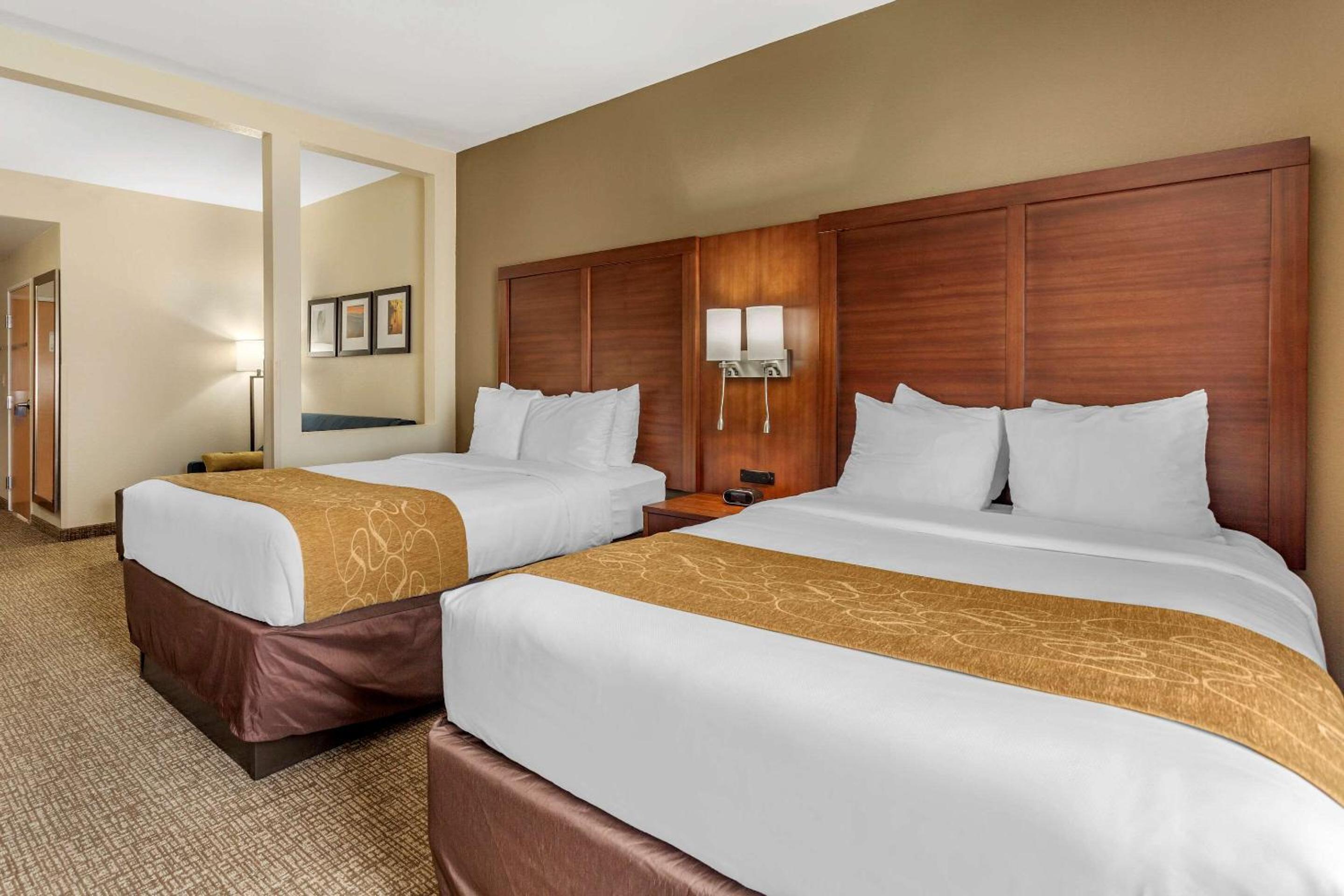 Double Suite with Two Double Beds - Non-Smoking - Photo 3