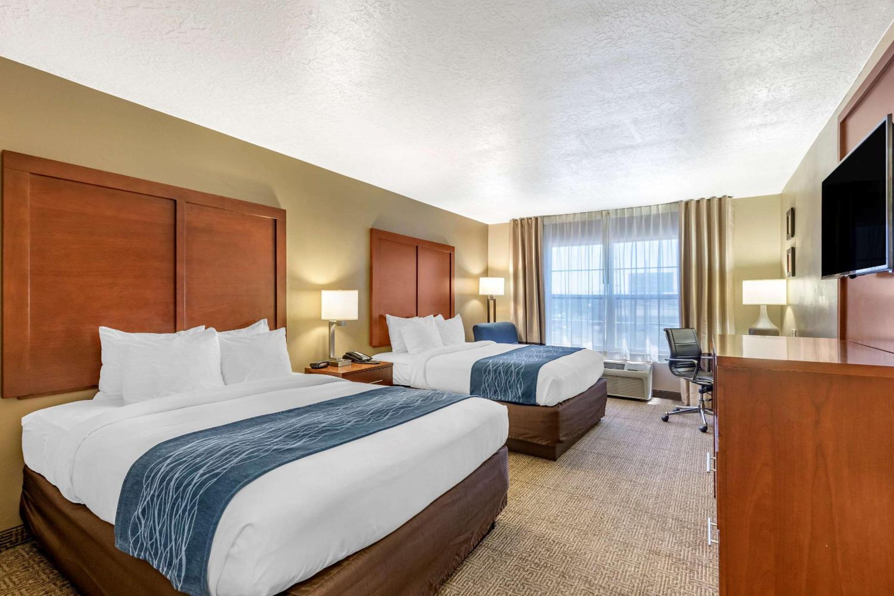Queen Room with Two Queen Beds - Non-Smoking - Photo 1