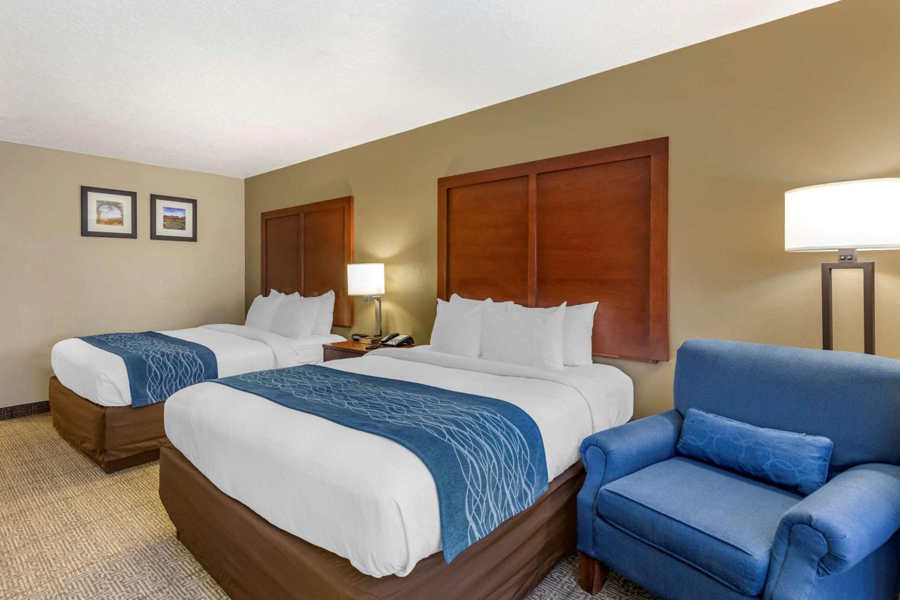 Queen Room with Two Queen Beds - Non-Smoking - Photo 2