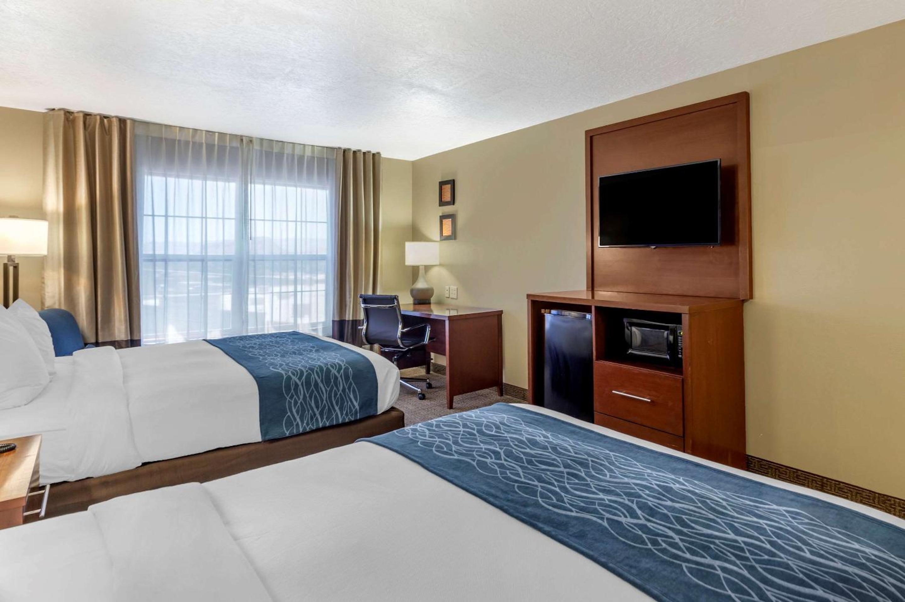 Queen Room with Two Queen Beds - Non-Smoking - Photo 3