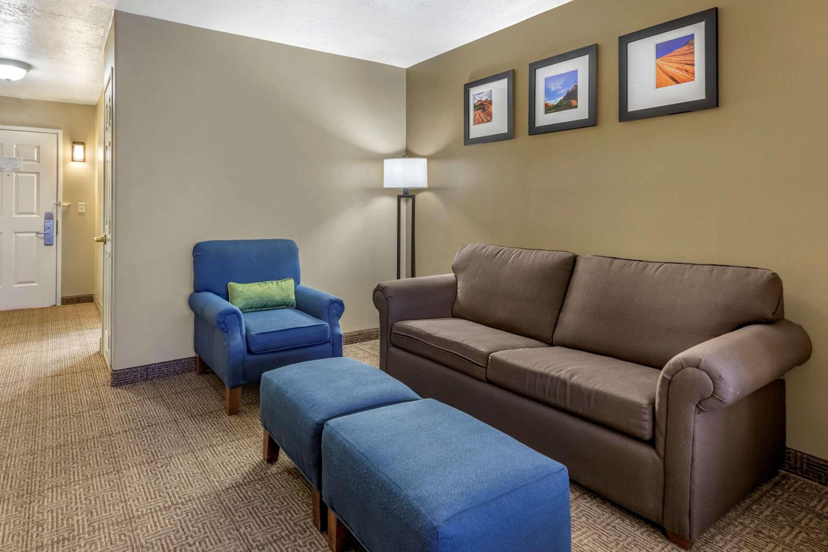 King Suite with Sofa Bed - Non-Smoking - Photo 4