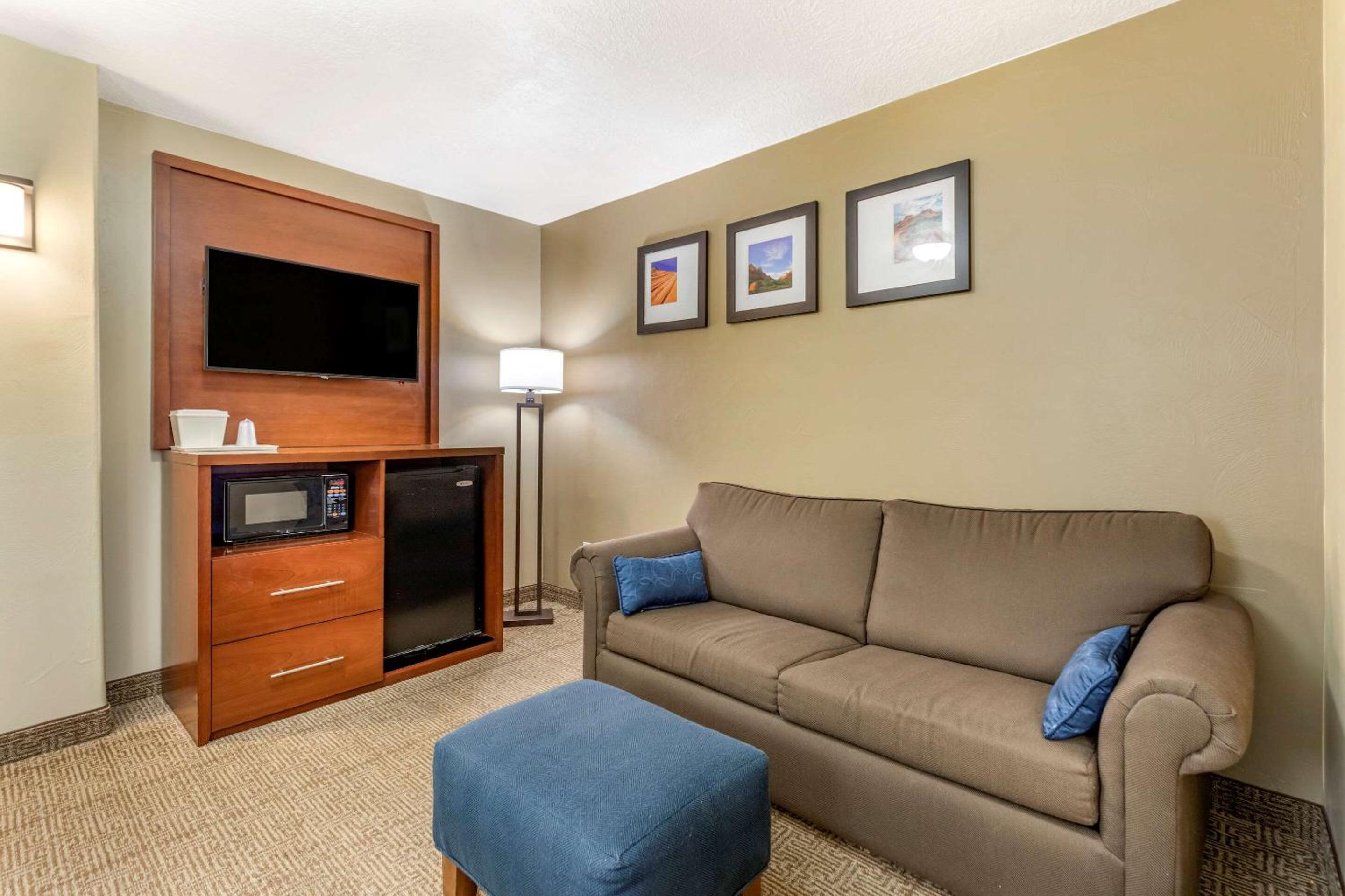 One-Bedroom King Suite with Sofa Bed - Non-Smoking - Photo 3