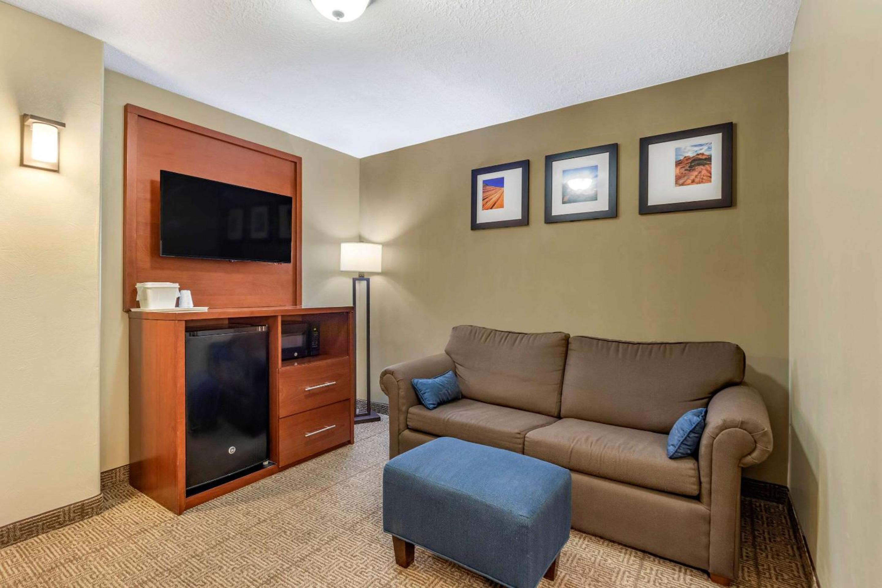 Queen Suite with Two Queen Beds - Non-Smoking - Photo 3