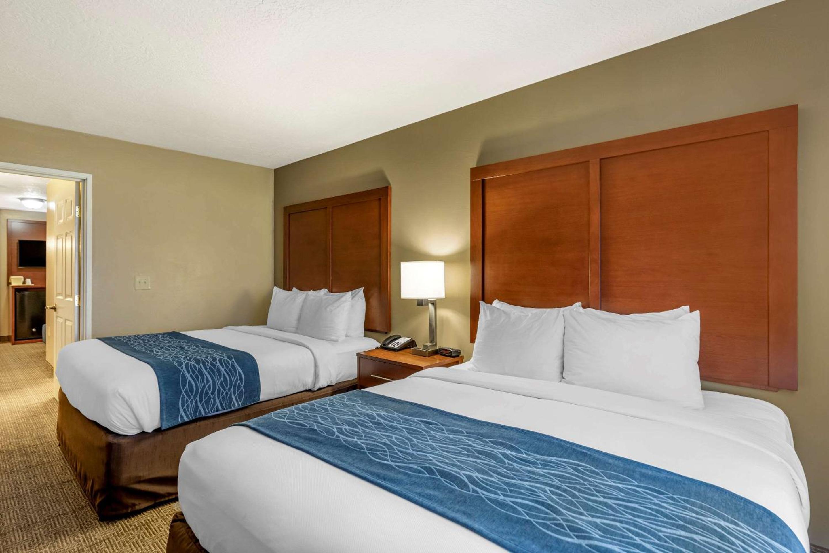 Queen Suite with Two Queen Beds - Non-Smoking - Photo 2