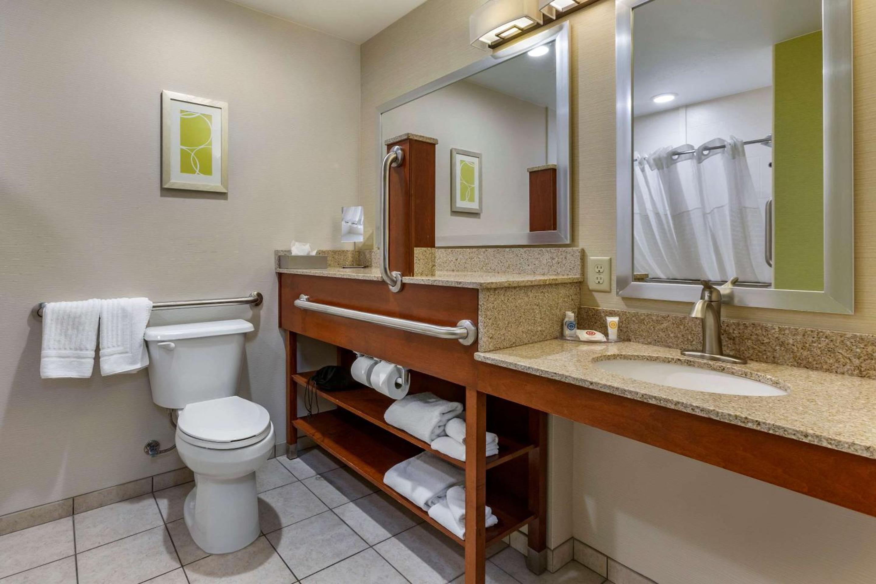 Queen Room - Accessible/Non-Smoking - Photo 2