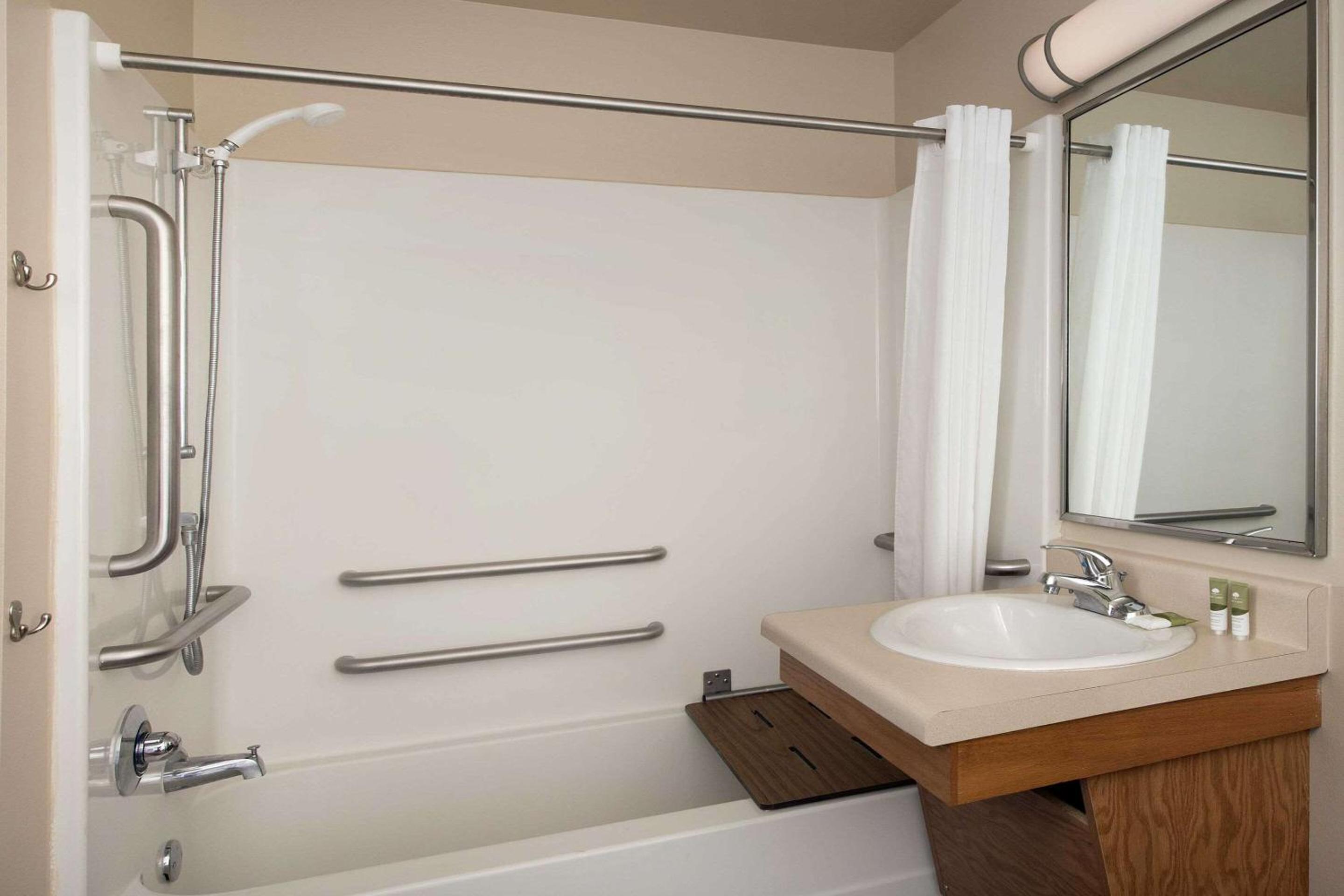 King Room - Accessible/Non-Smoking photo 2