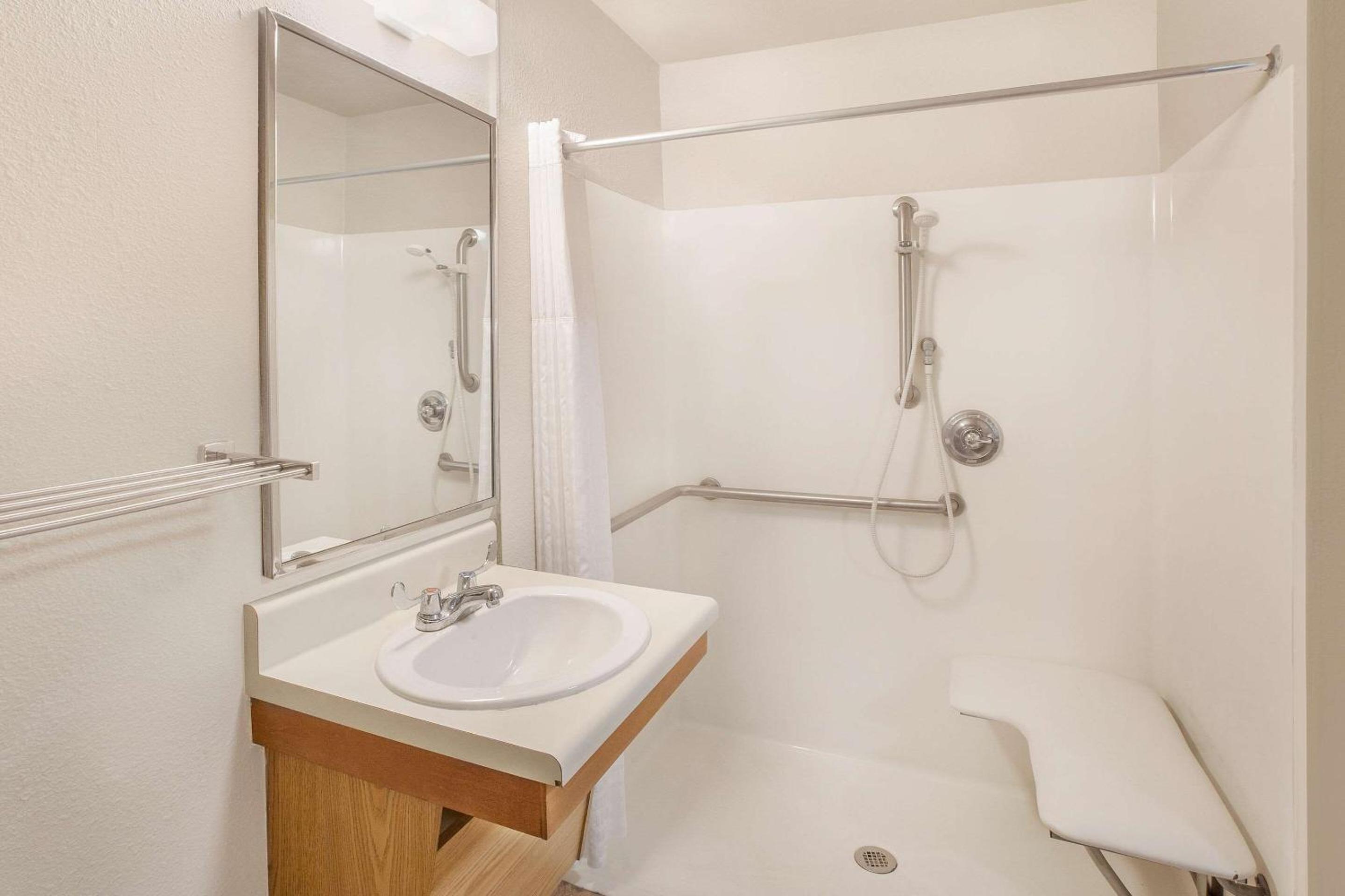 Queen Room - Accessible/Non-Smoking photo 3