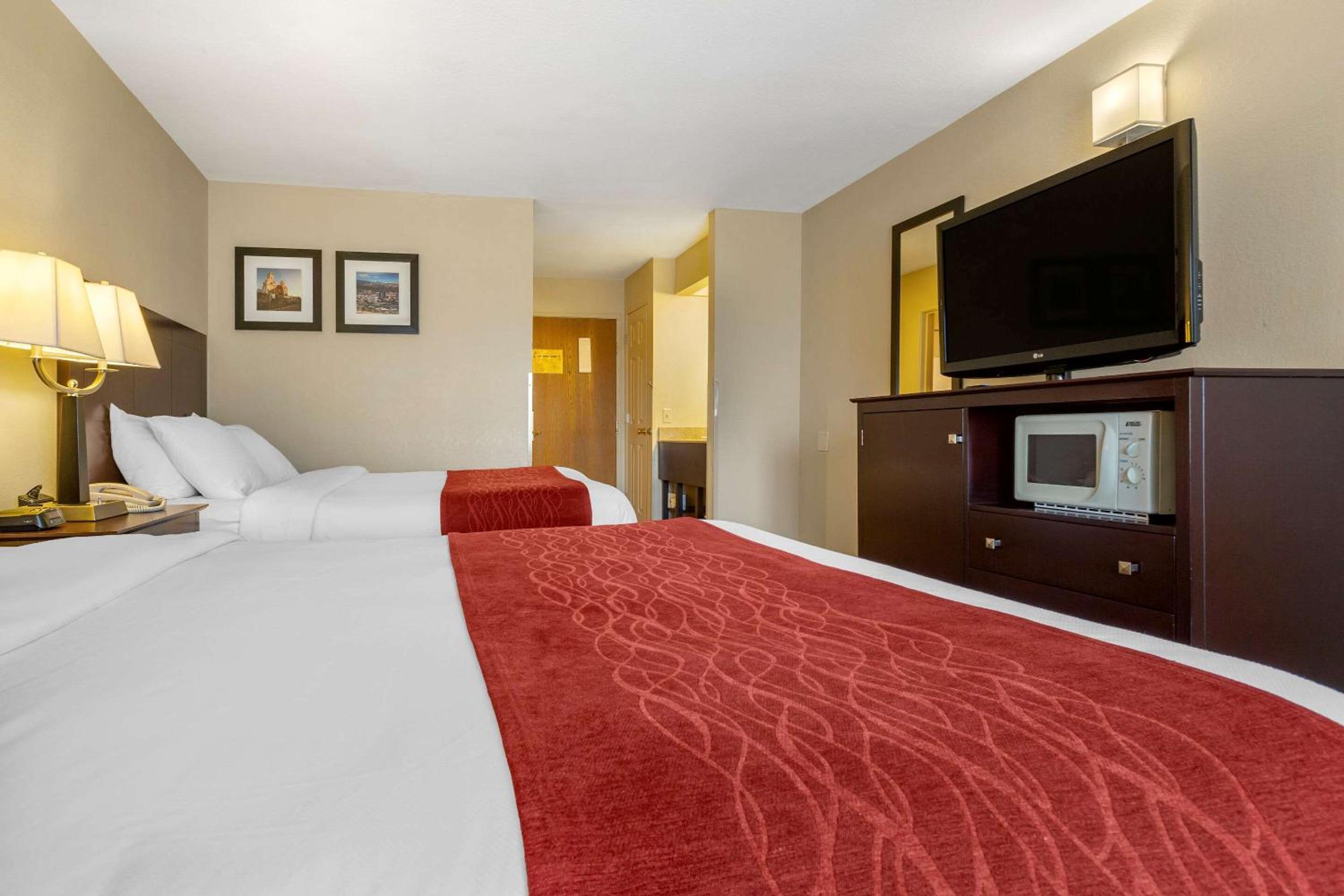 Queen Room with Two Queen Beds - Non-Smoking - Photo 6