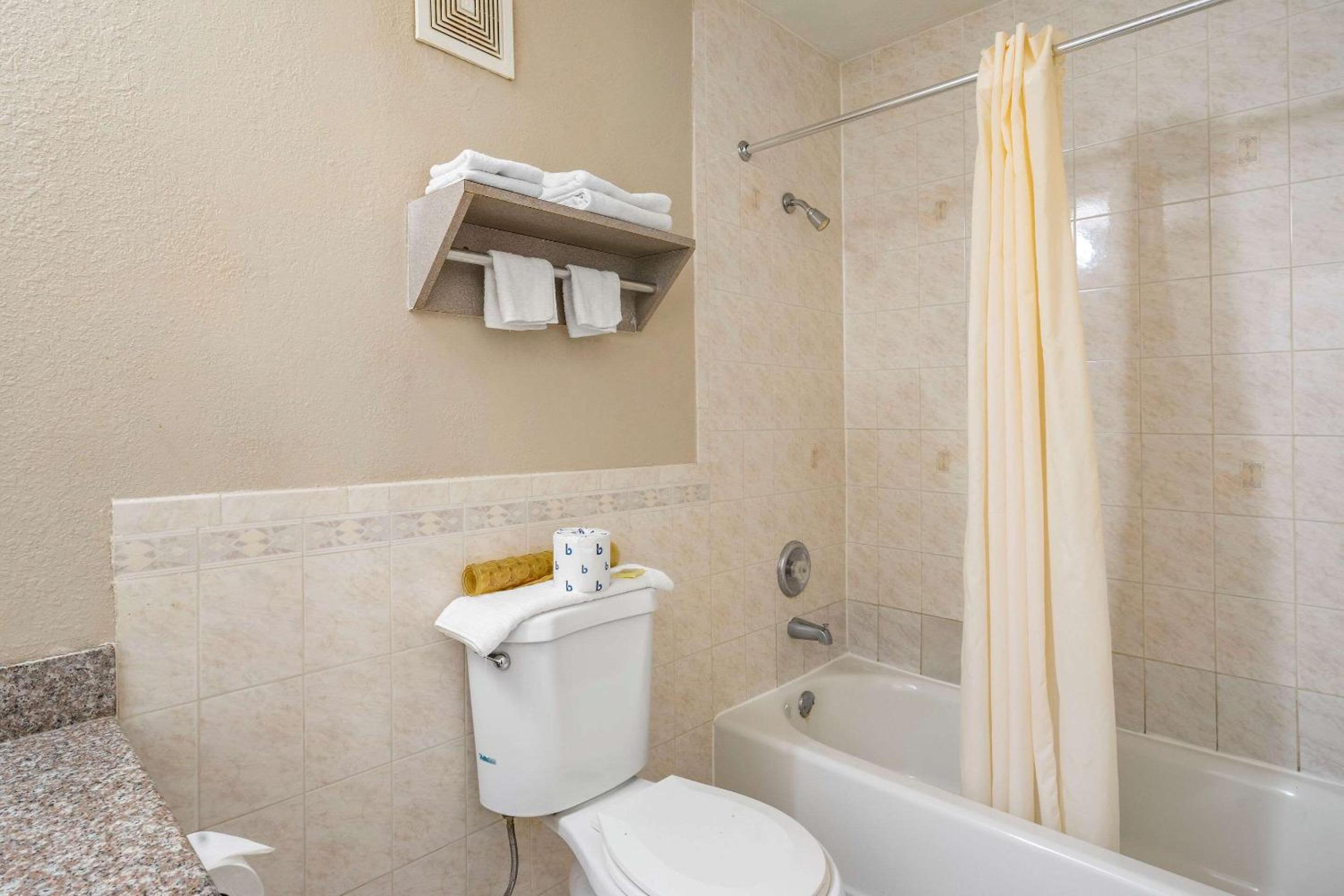 Double Room with Two Double Beds - Accessible/Smoking photo 2