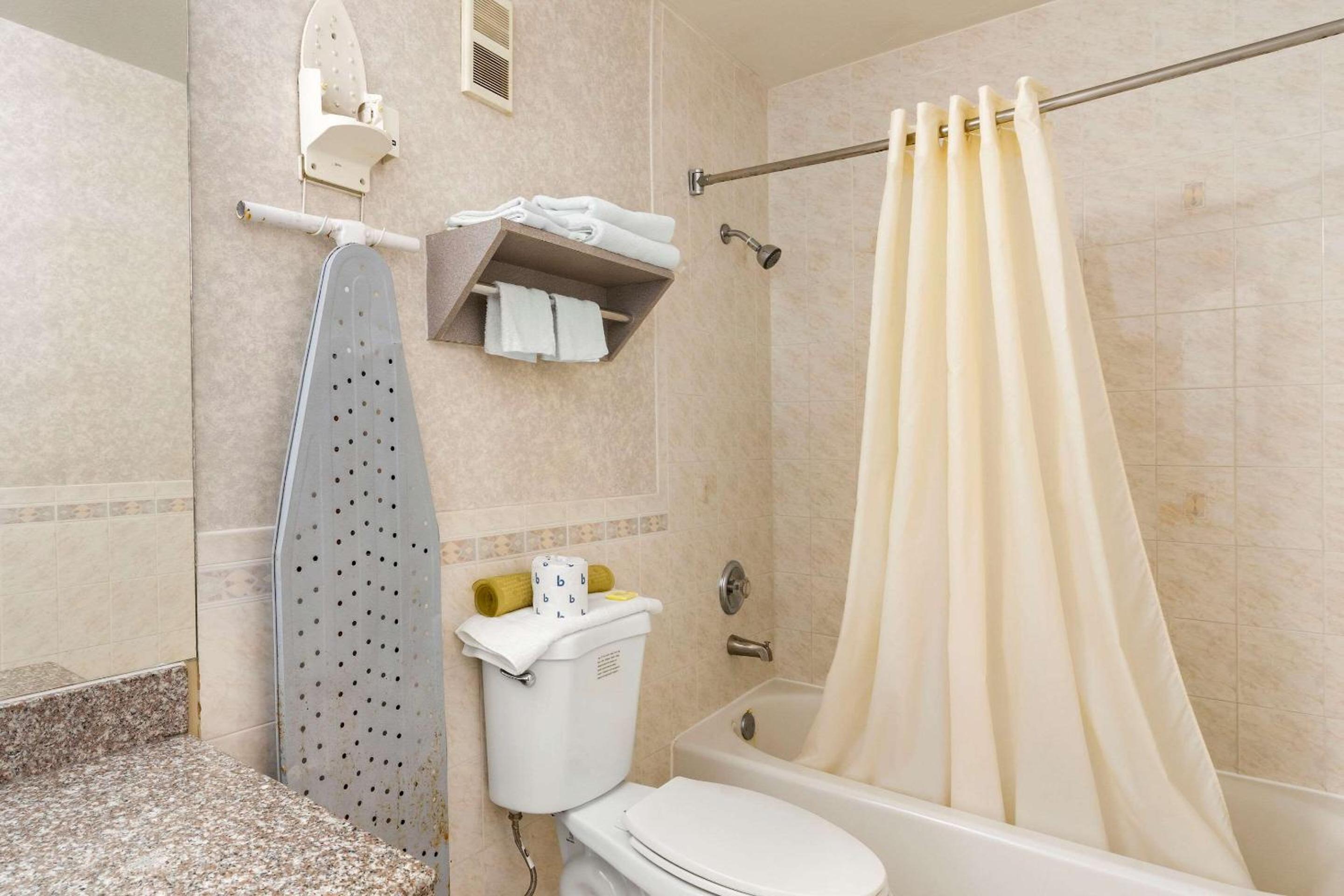 Double Room with Two Double Beds - Accessible/Smoking photo 3