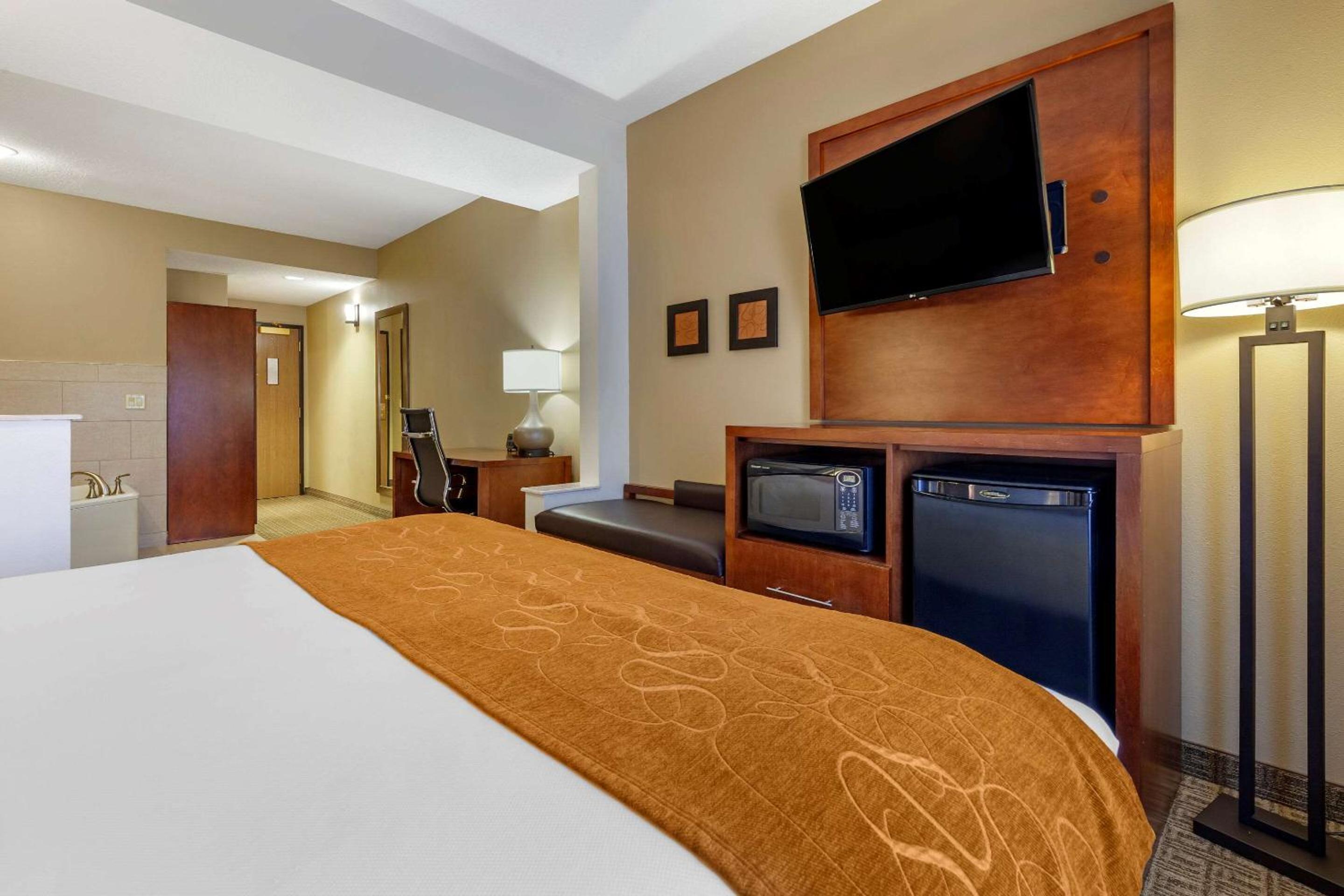 Superior King Suite - Non-Smoking - Photo 2