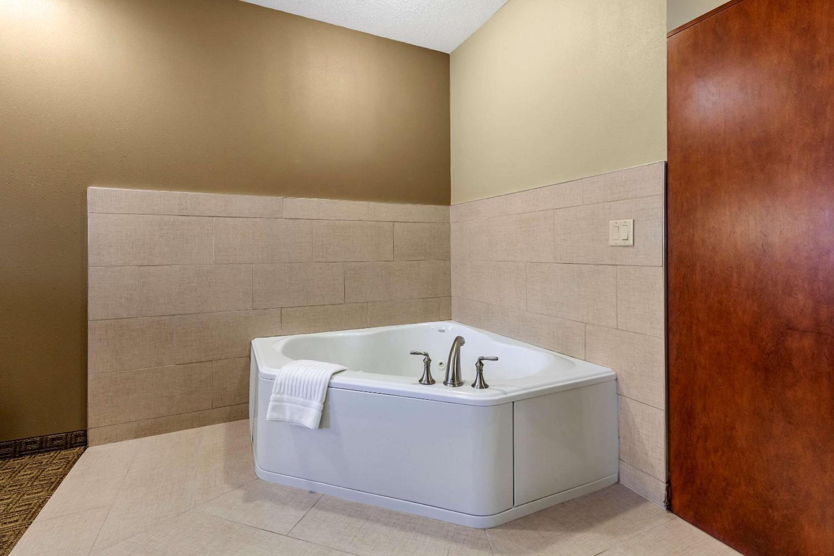 Superior King Suite - Non-Smoking - Photo 3
