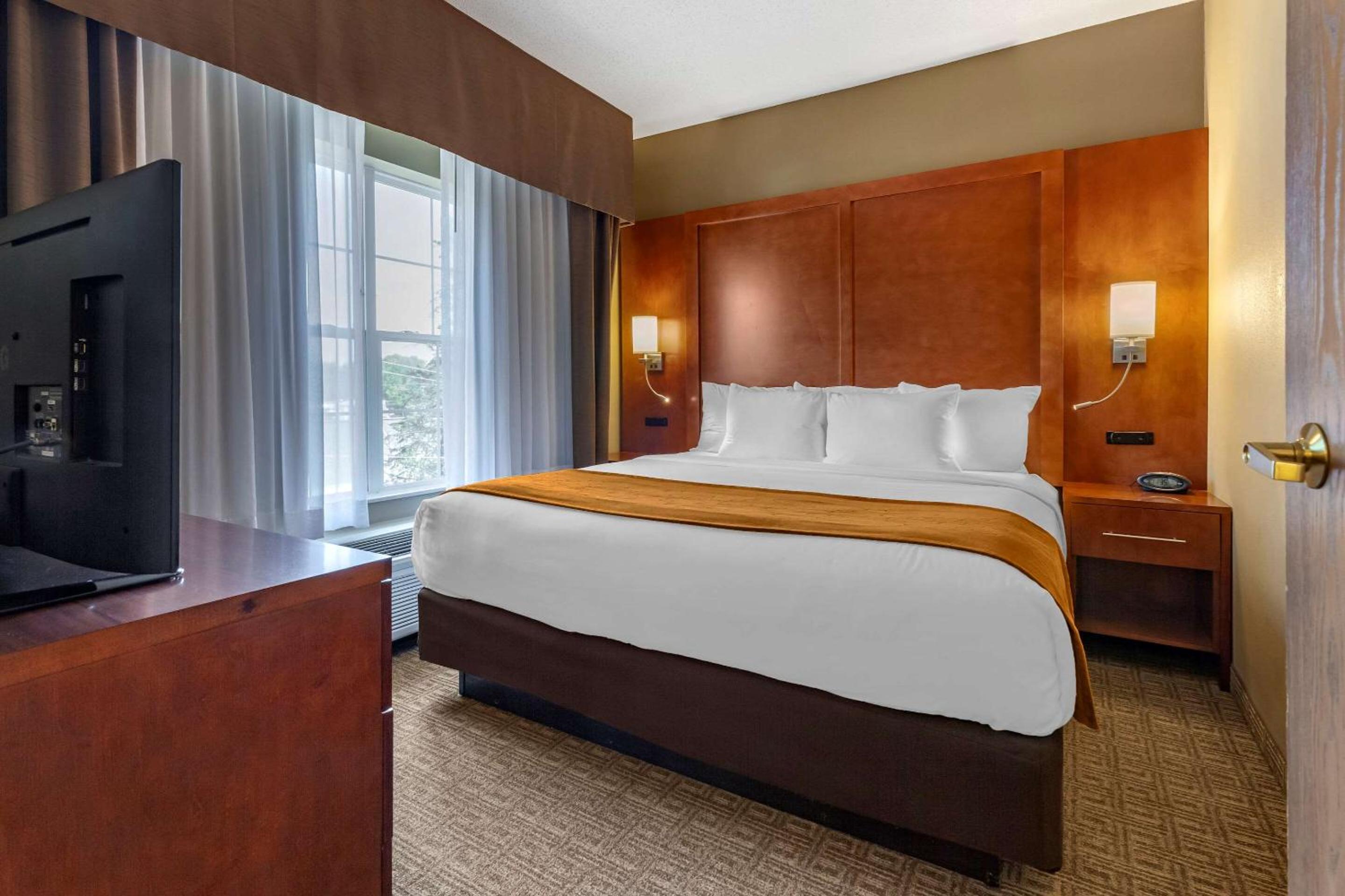 King Suite with Two King Beds - Non-Smoking - Photo 3