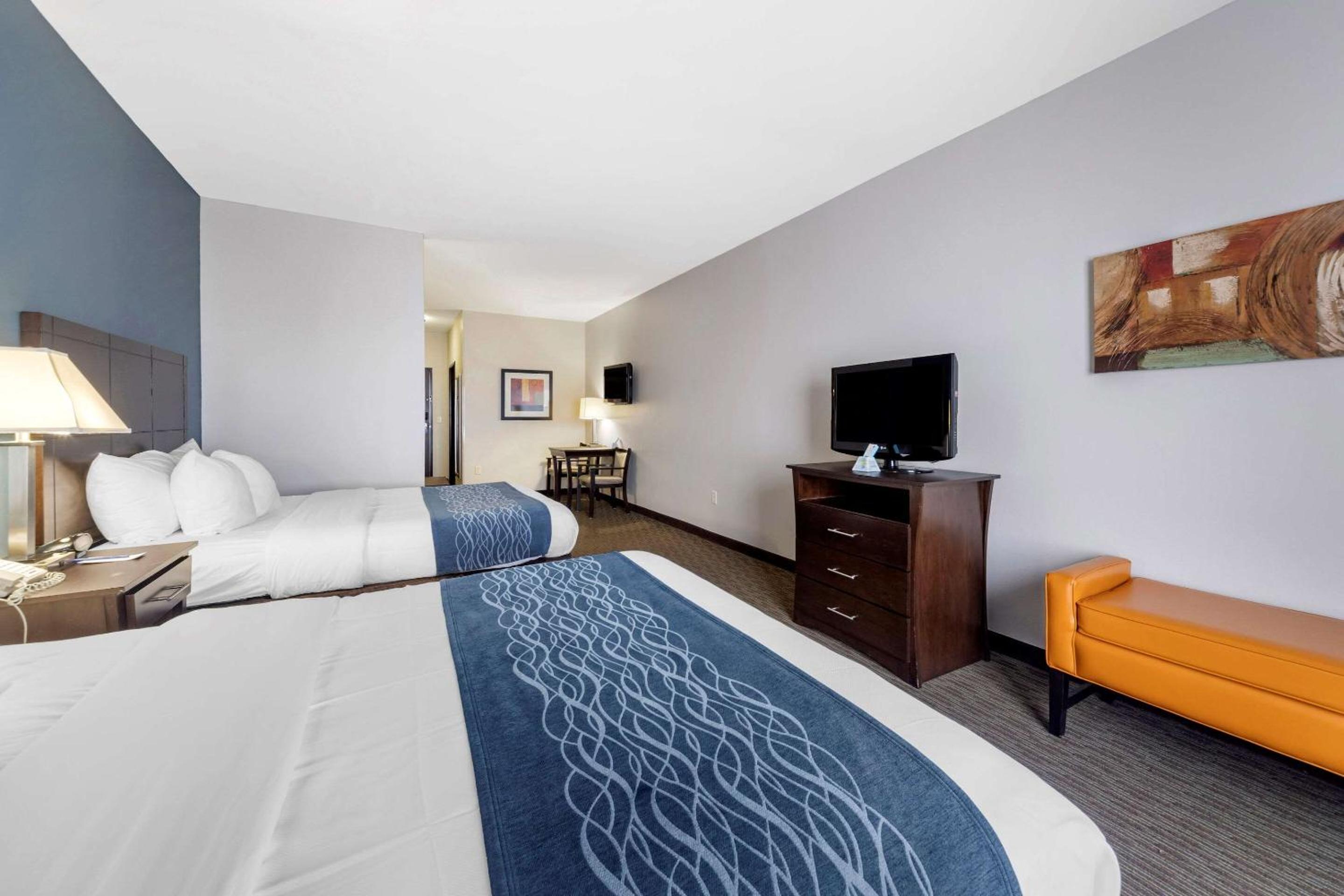 Queen Suite with Two Queen Beds - Non-Smoking - Photo 1