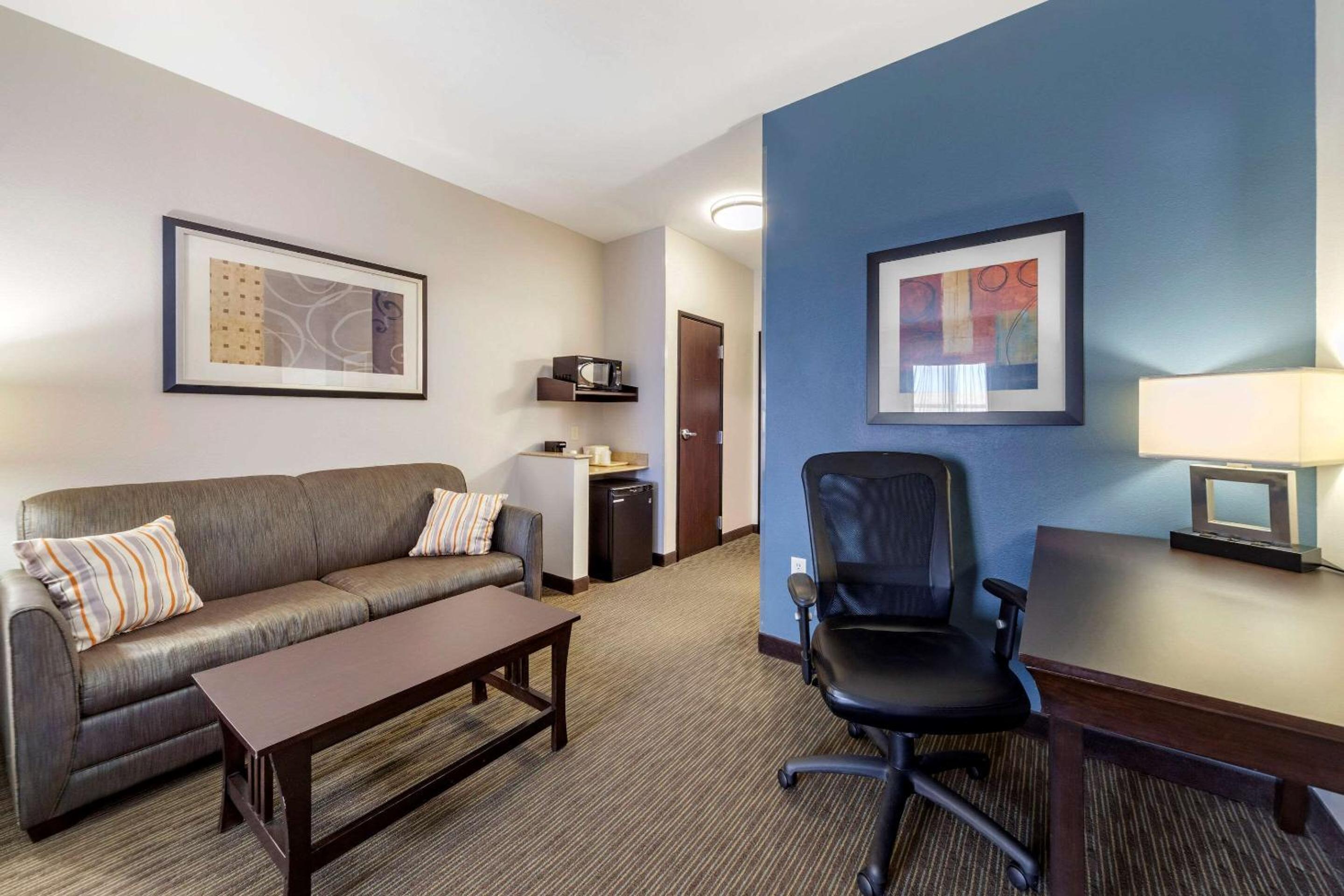 King Suite - Non-Smoking - Photo 4