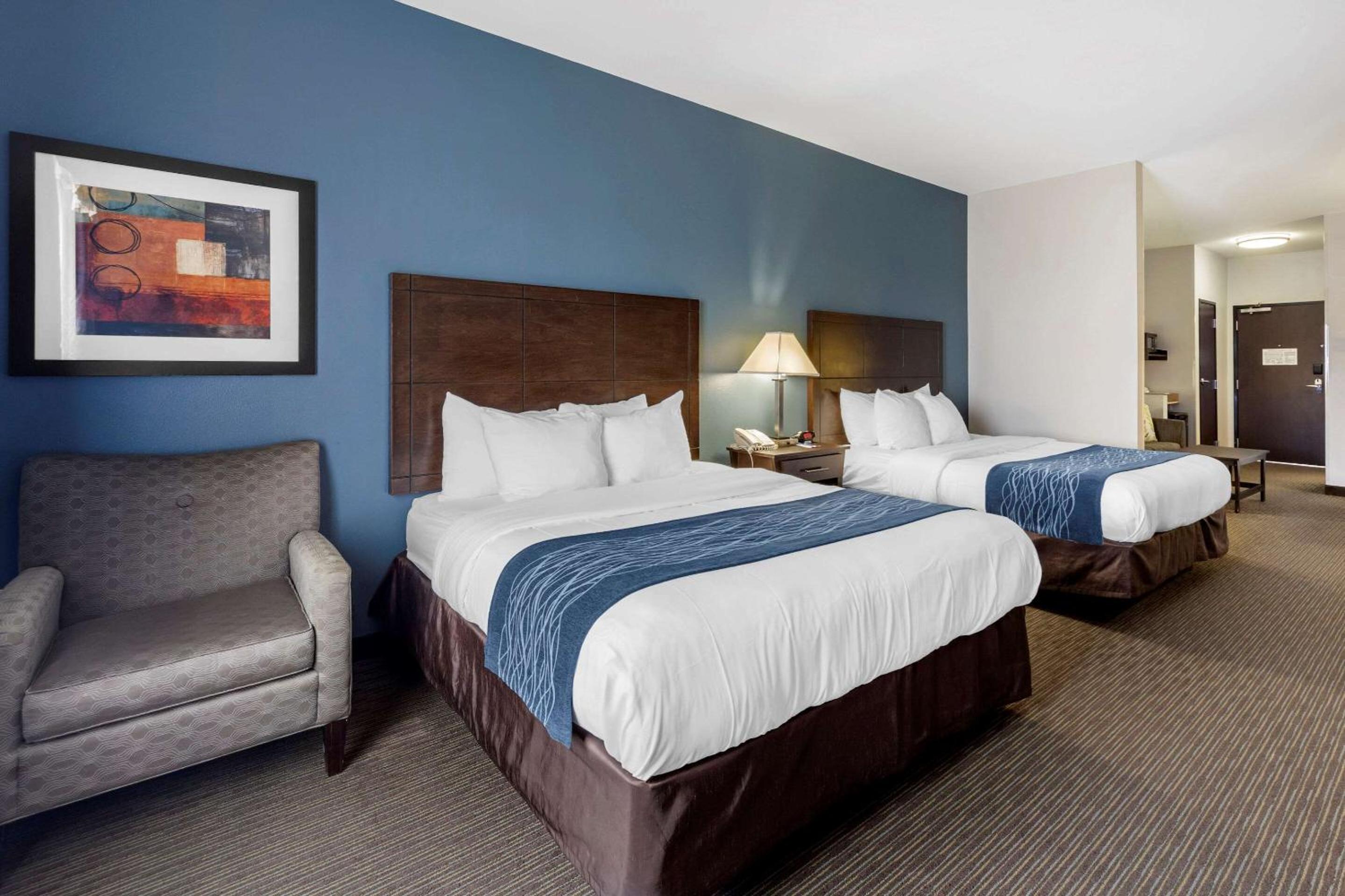 Queen Suite with Two Queen Beds - Non-Smoking - Photo 3