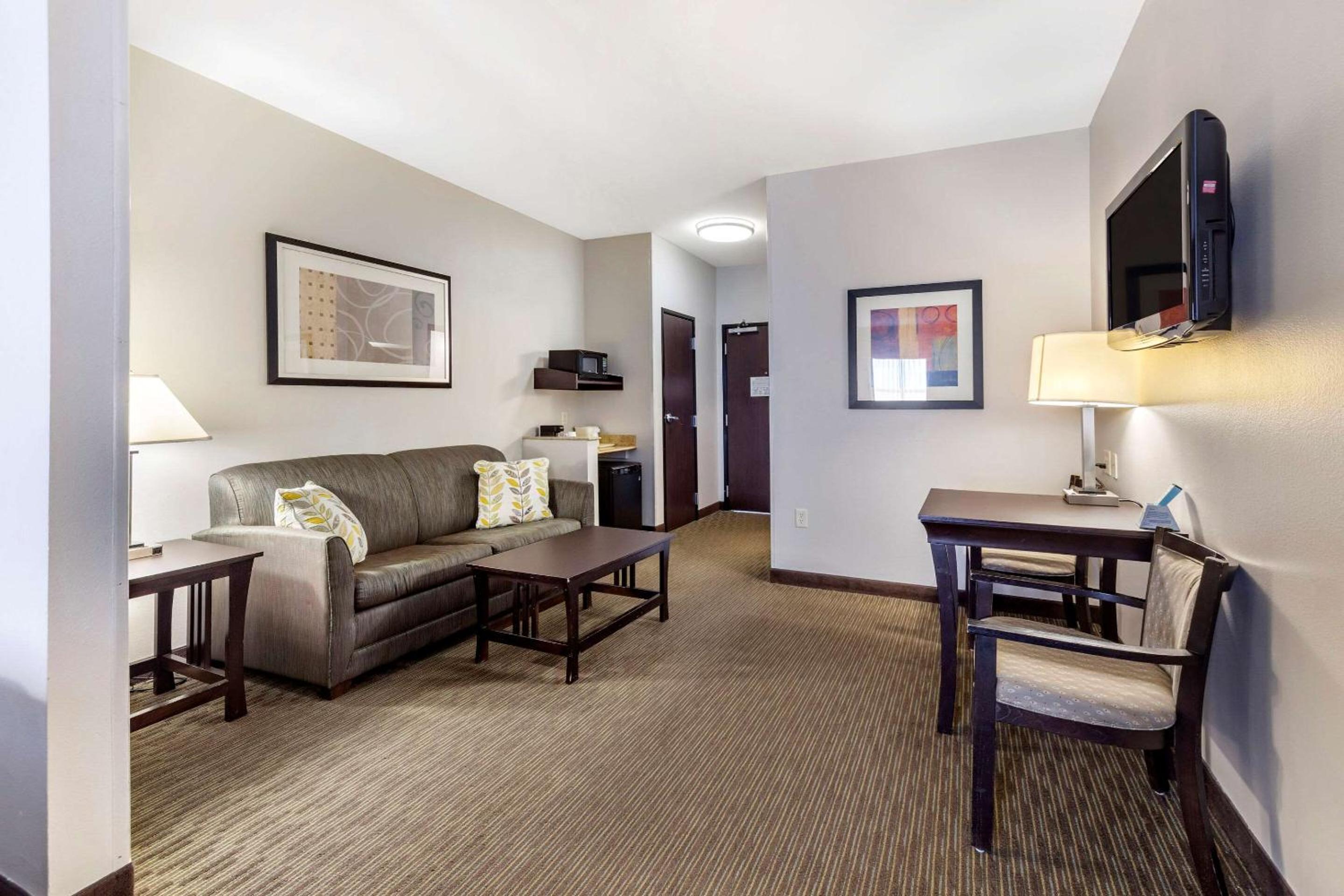 Queen Suite with Two Queen Beds - Non-Smoking - Photo 2