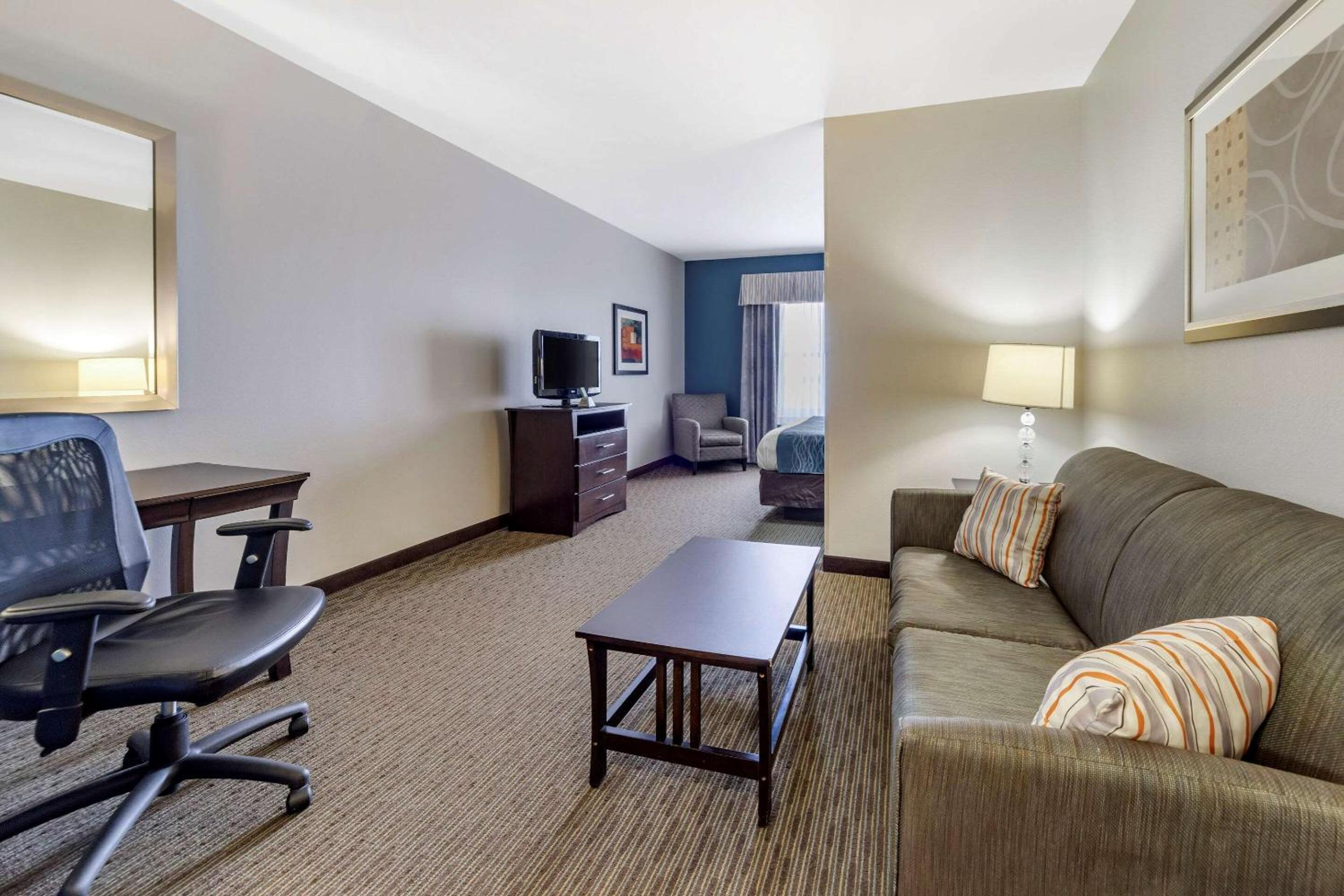 King Suite - Non-Smoking - Photo 2