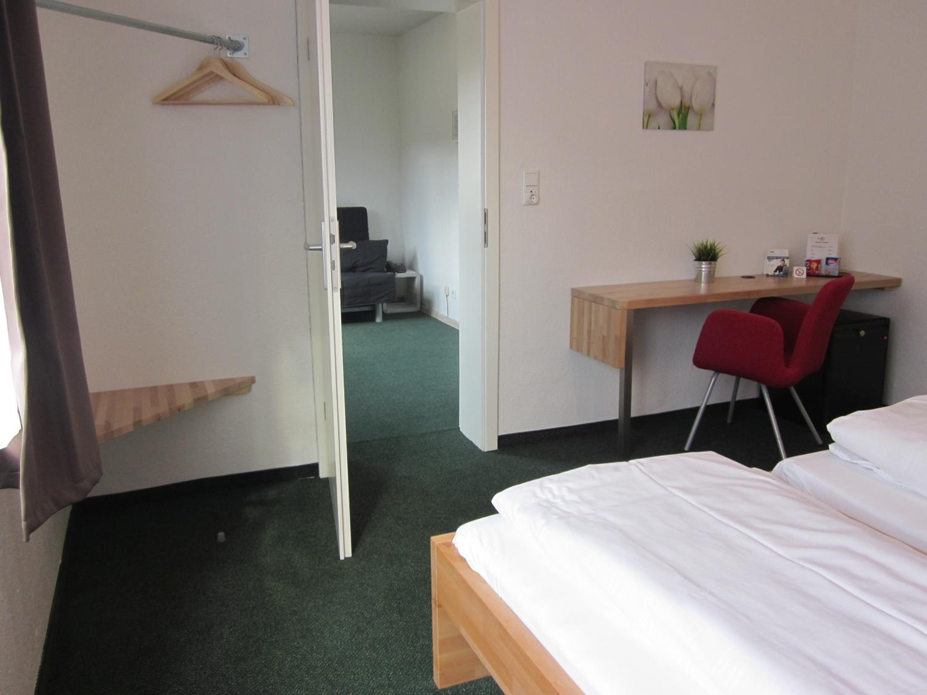Suite - Photo 16