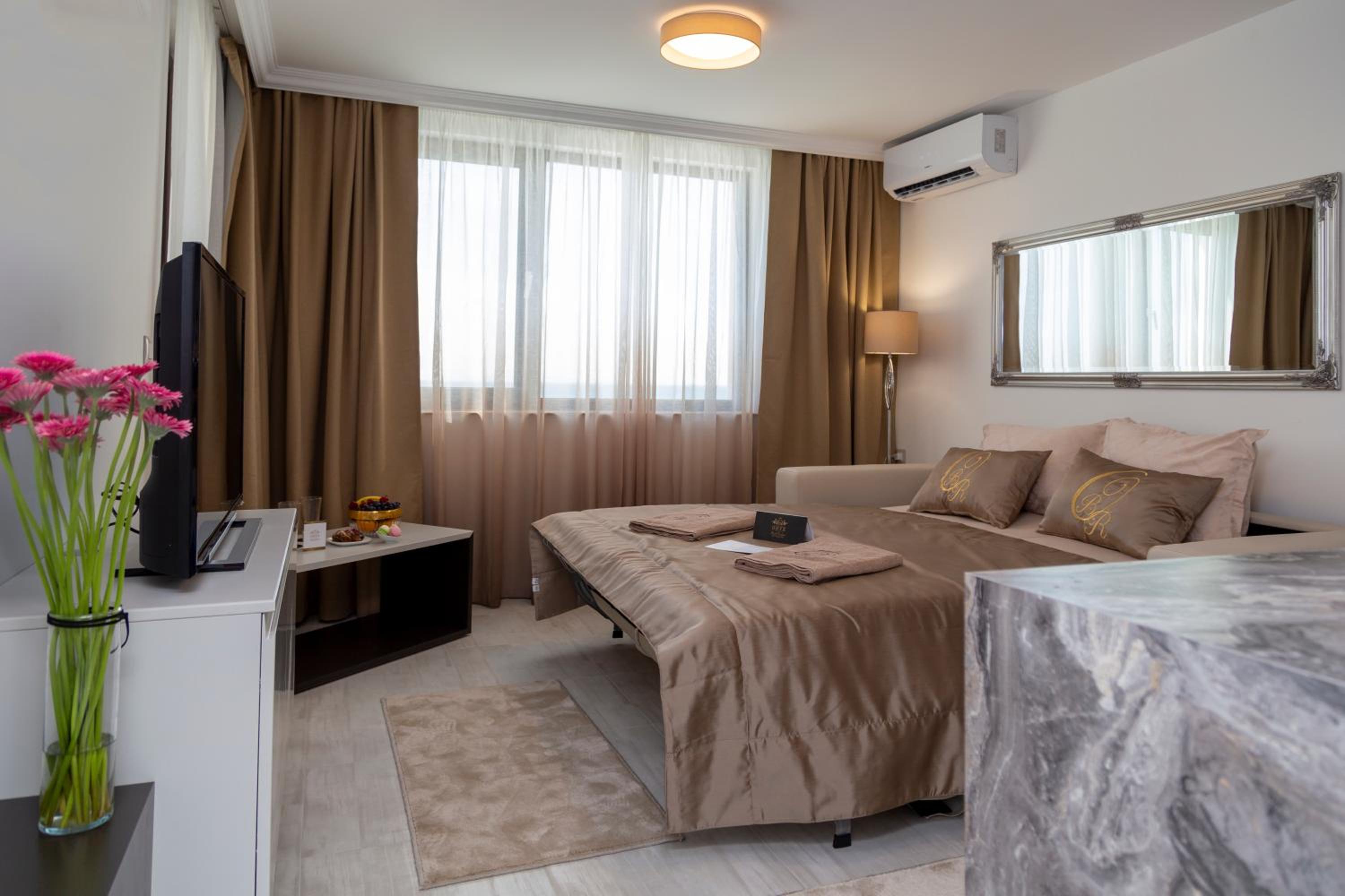 One-Bedroom Apartment with Sea View - Photo 2
