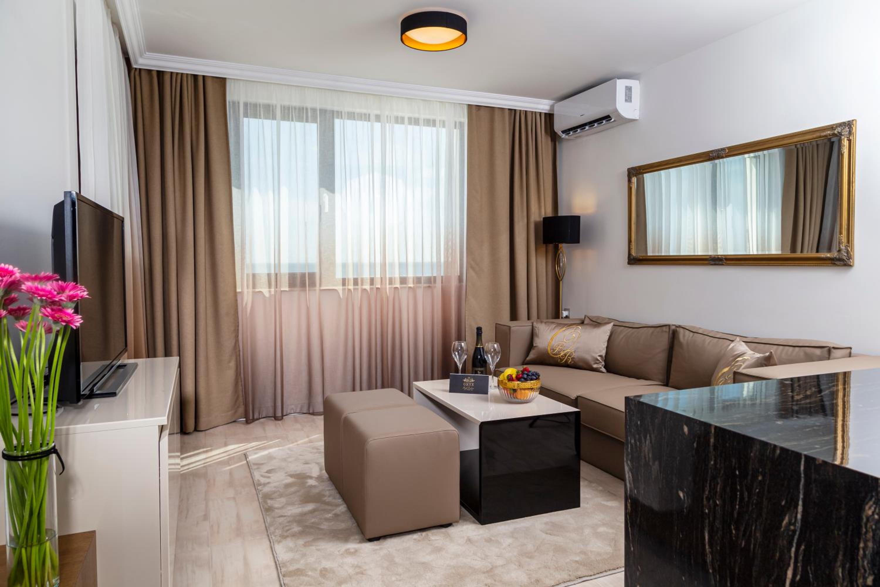 One-Bedroom Apartment with Sea View - Photo 1