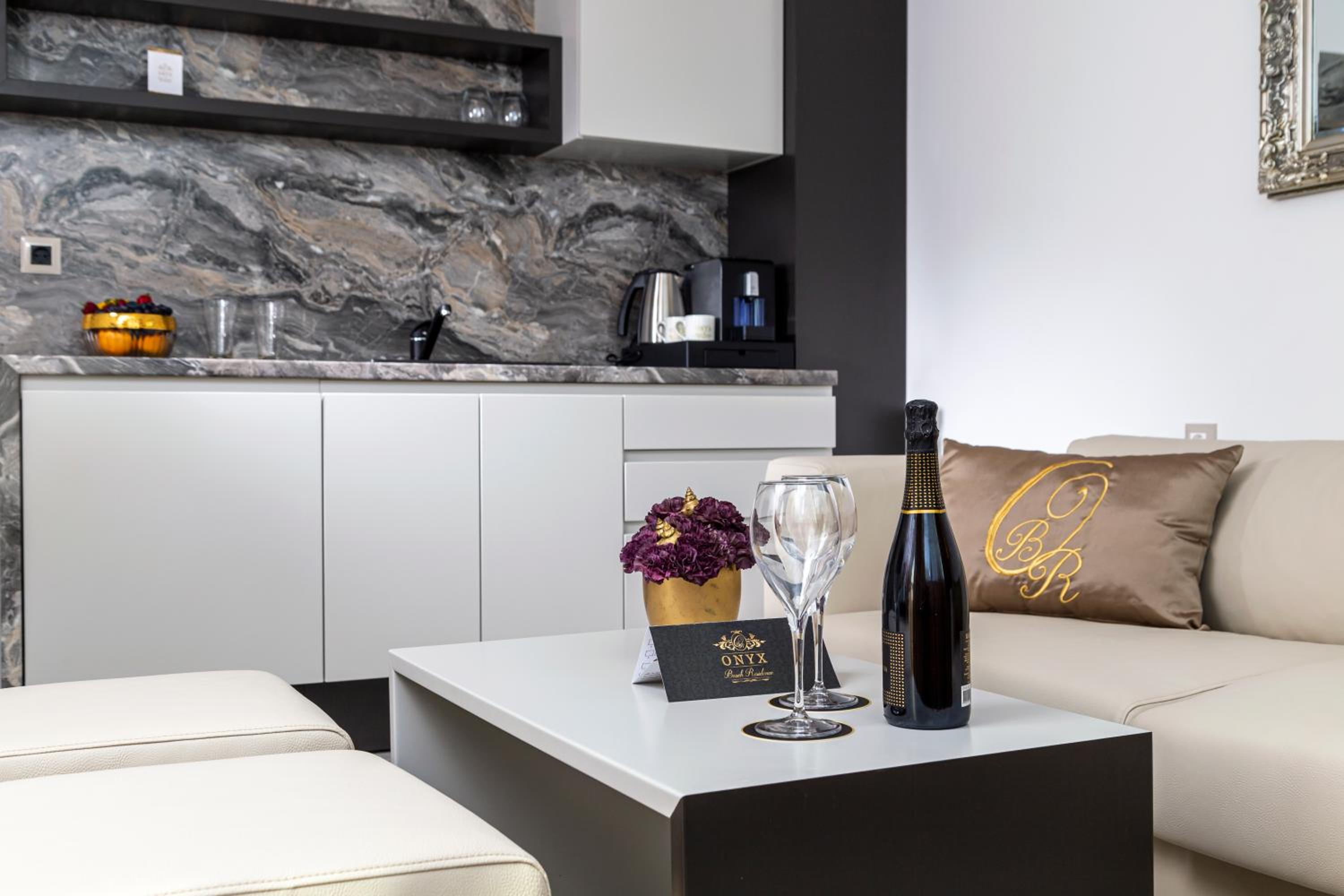 One-Bedroom Apartment with Mountain View - Photo 6