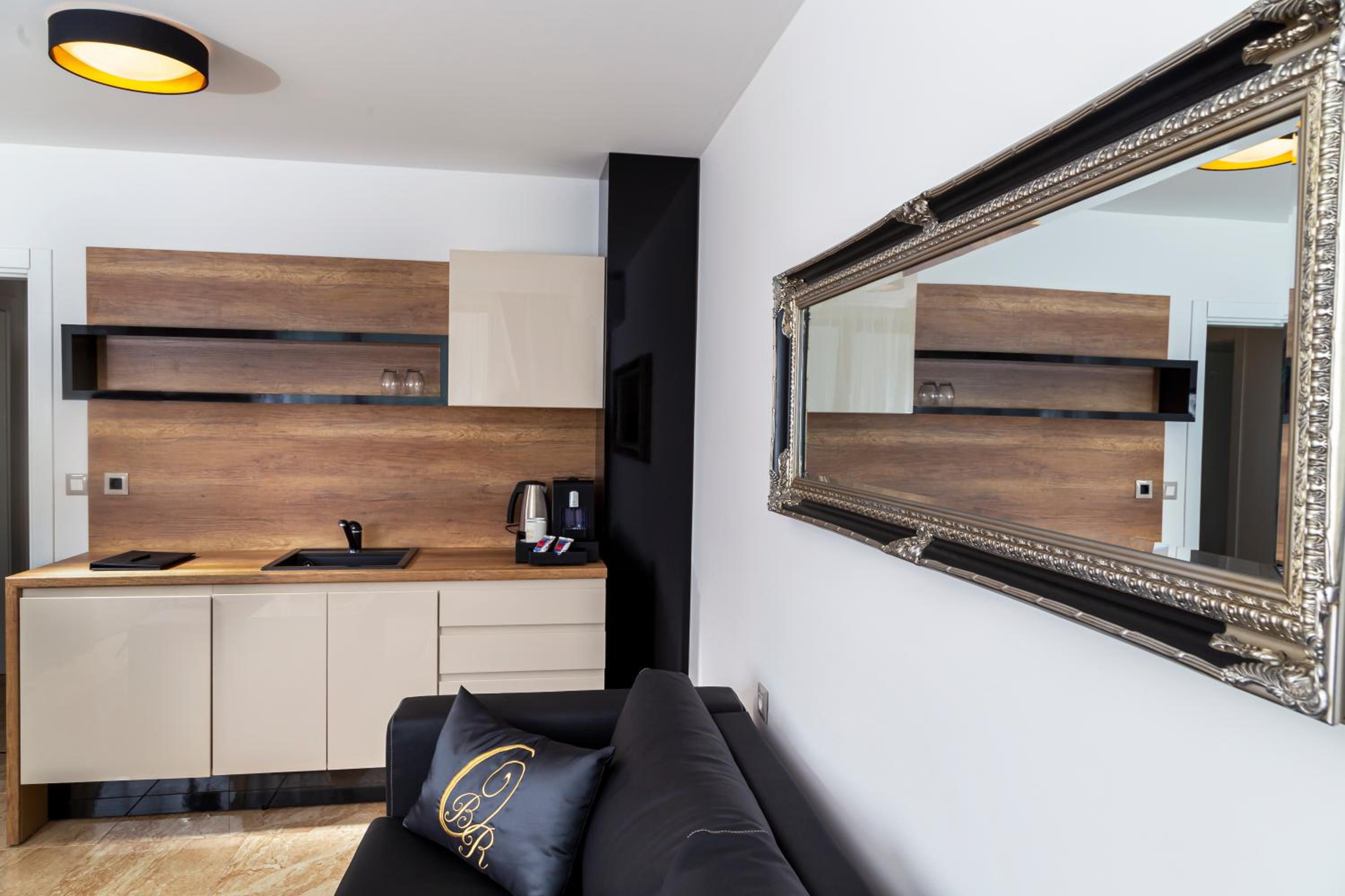 One-Bedroom Apartment with Partial Sea View - Photo 10