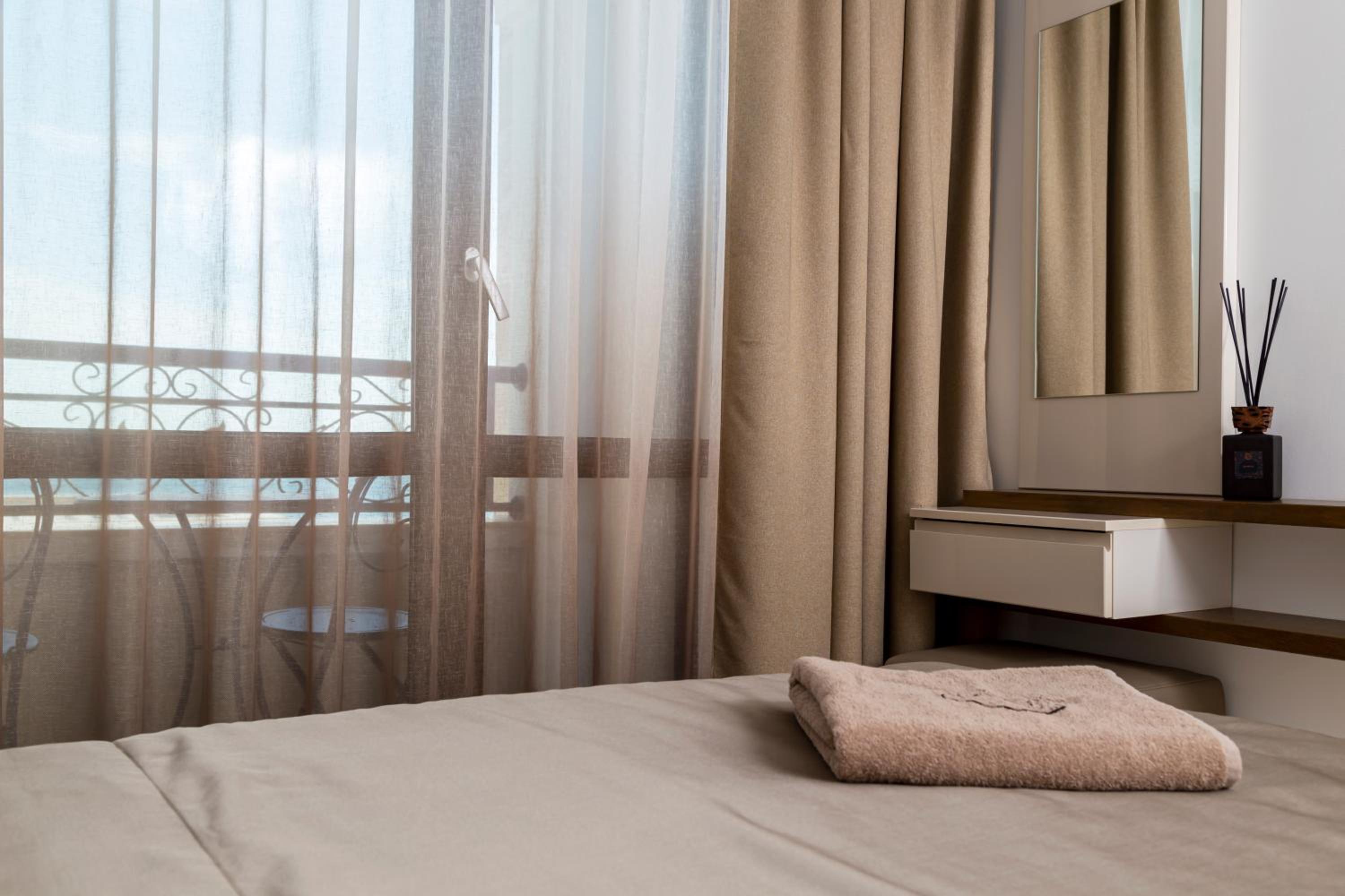 One-Bedroom Apartment with Sea View - Photo 3