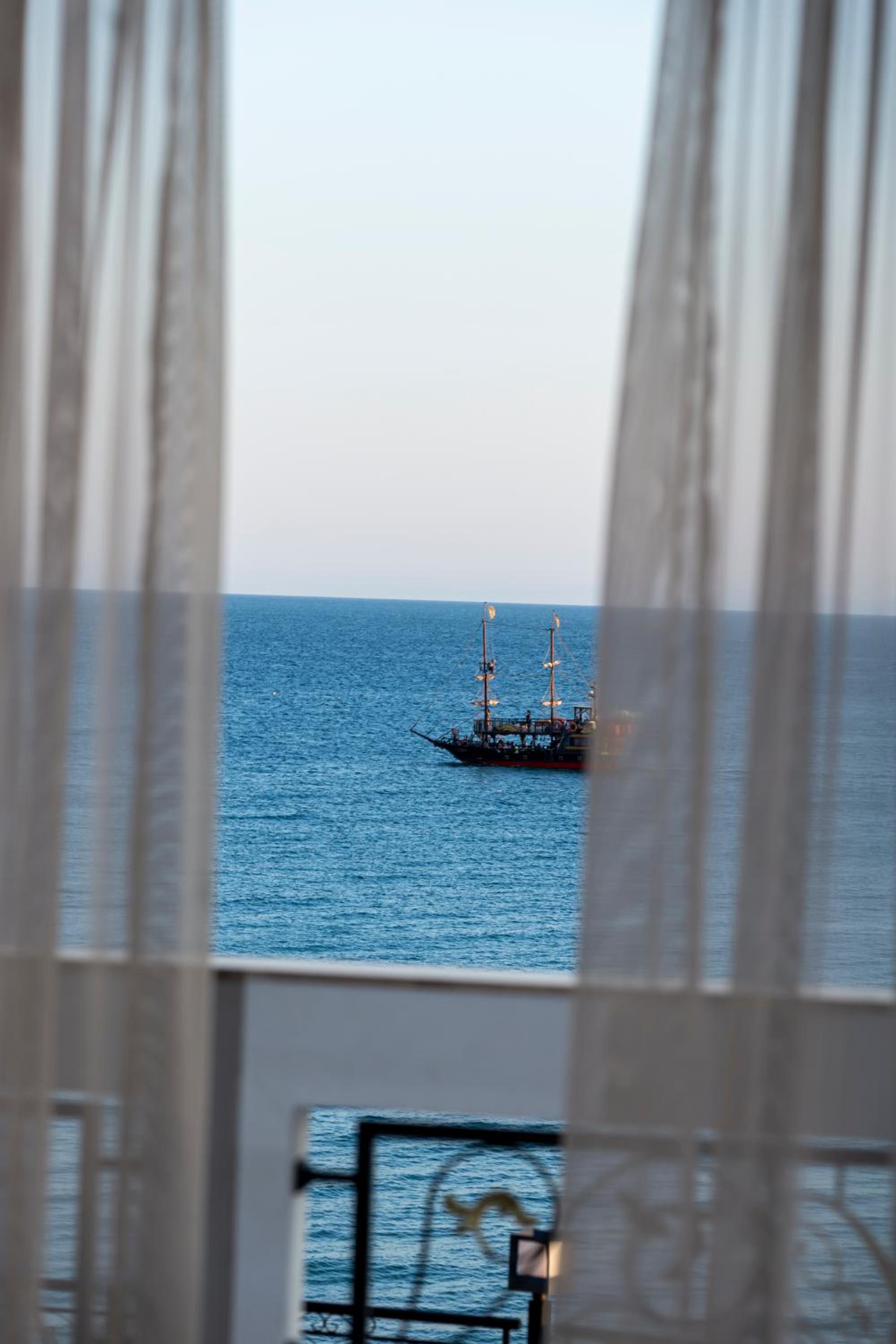 One-Bedroom Apartment with Sea View - Photo 7