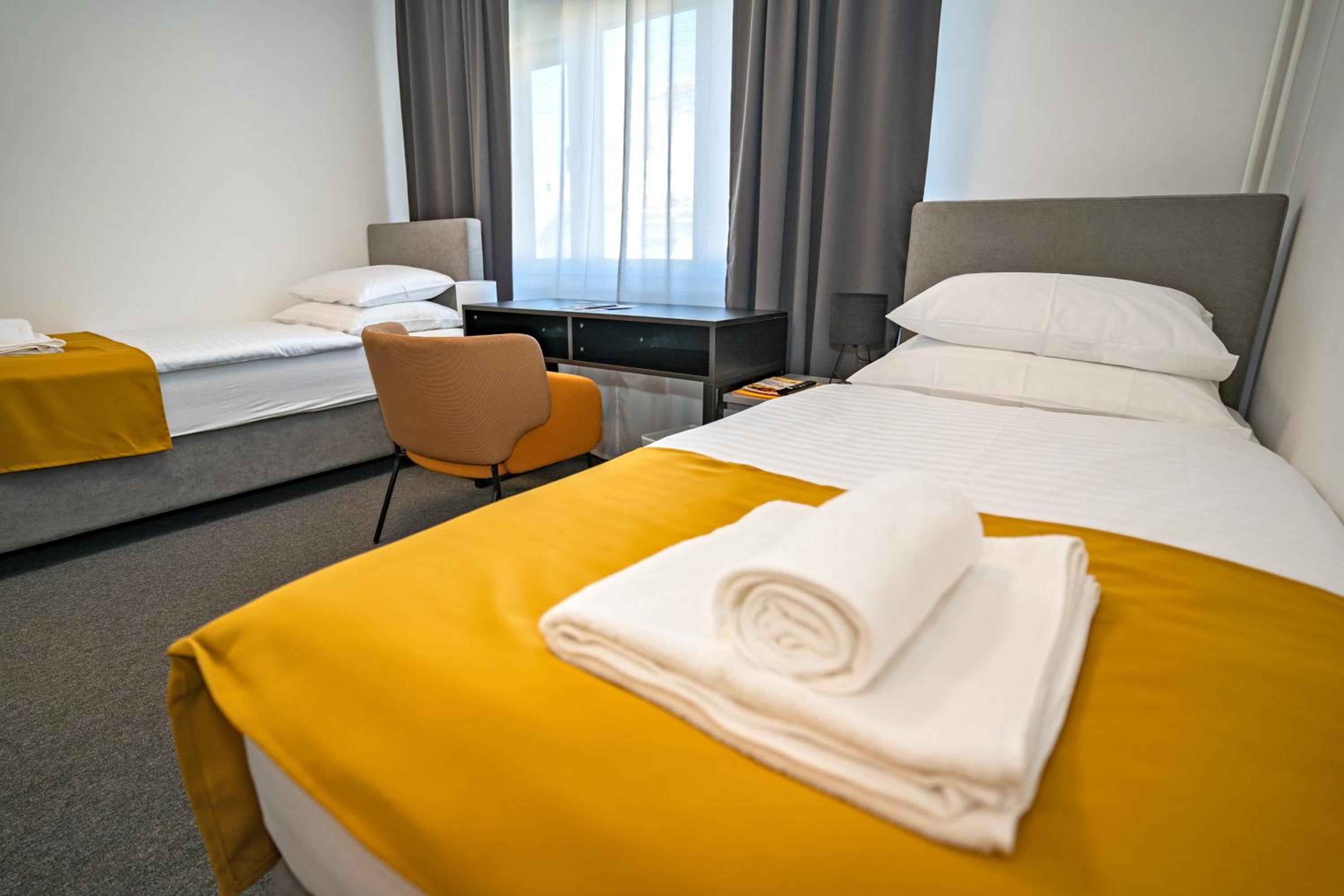 Twin Room with Private Bathroom - Photo 6