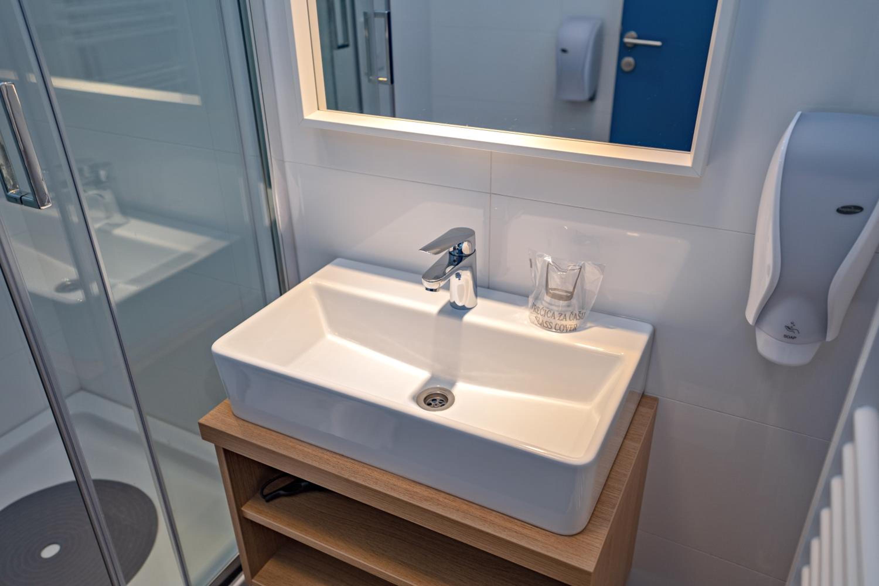 Twin Room with Private Bathroom - Photo 9