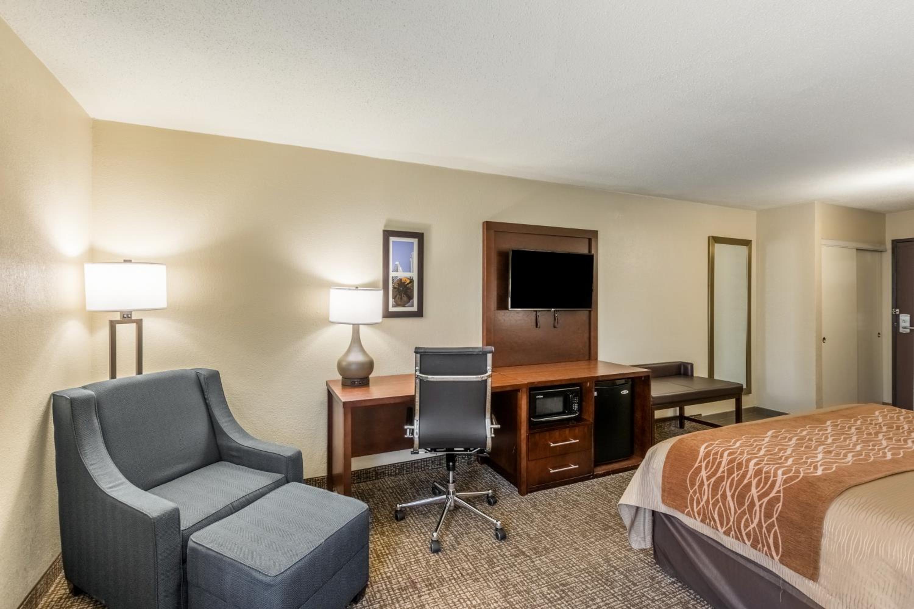 King Room - Non-Smoking - Photo 6