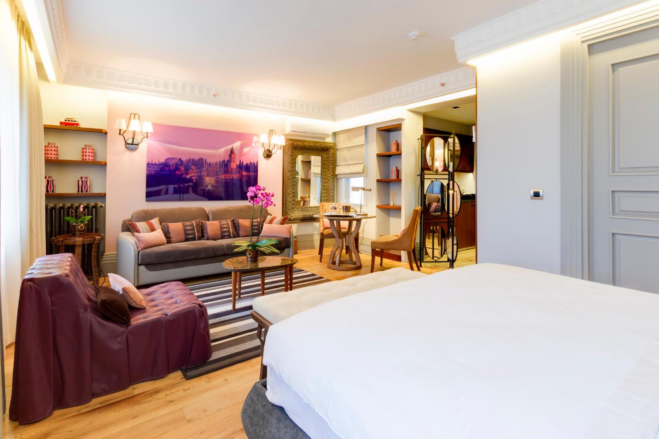 Deluxe Studio with Balcony and City View photo 3