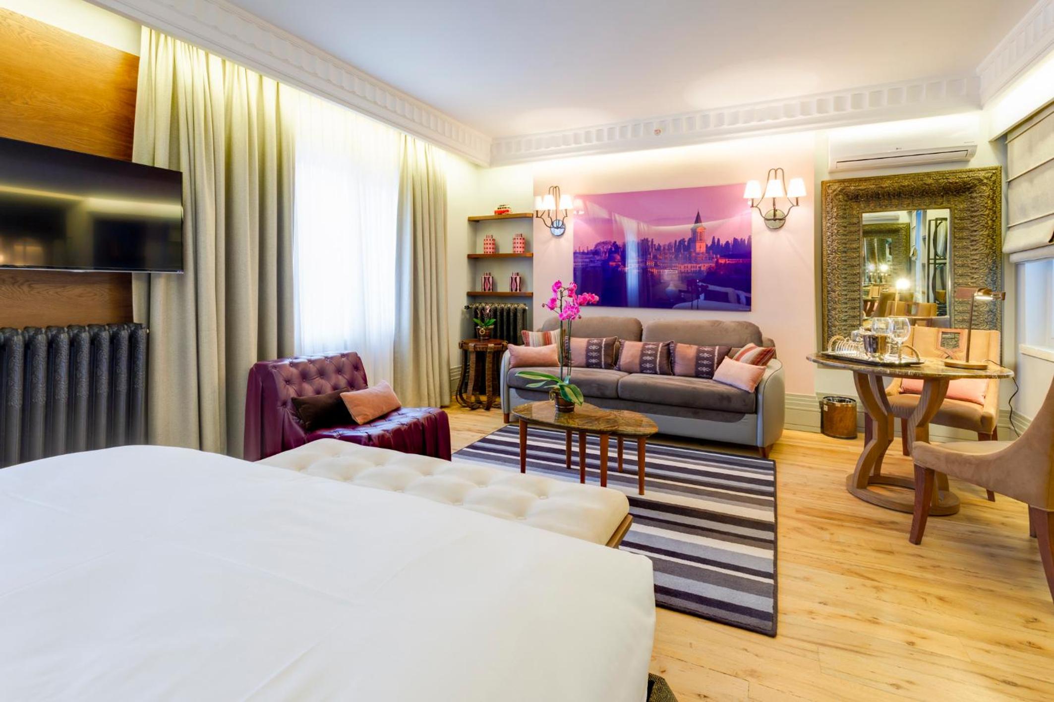Deluxe Studio with Balcony and City View photo 2