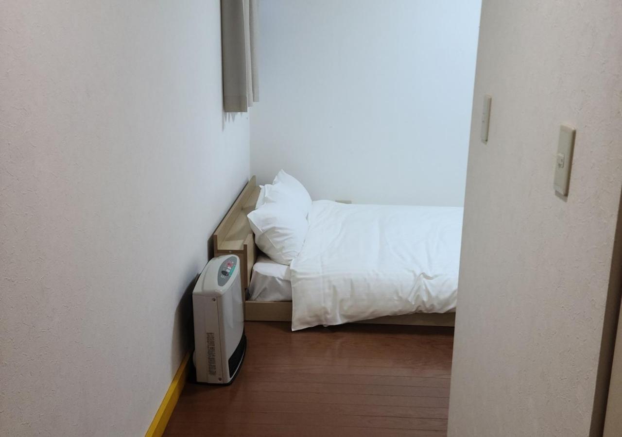 Economy Twin Room - Photo 12